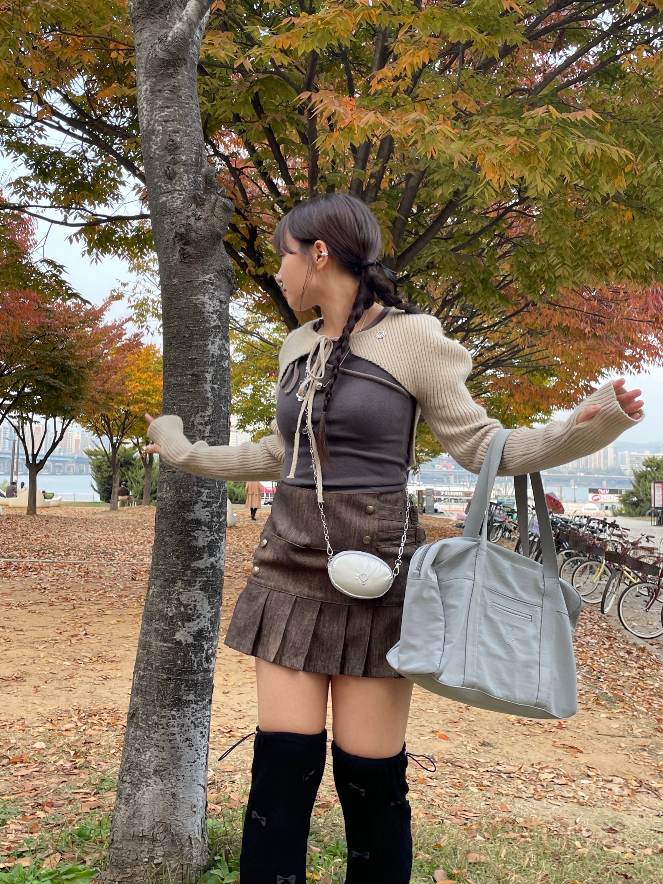 ACOC Lip Large Boston Bag Silver 착용 스타일 - 4