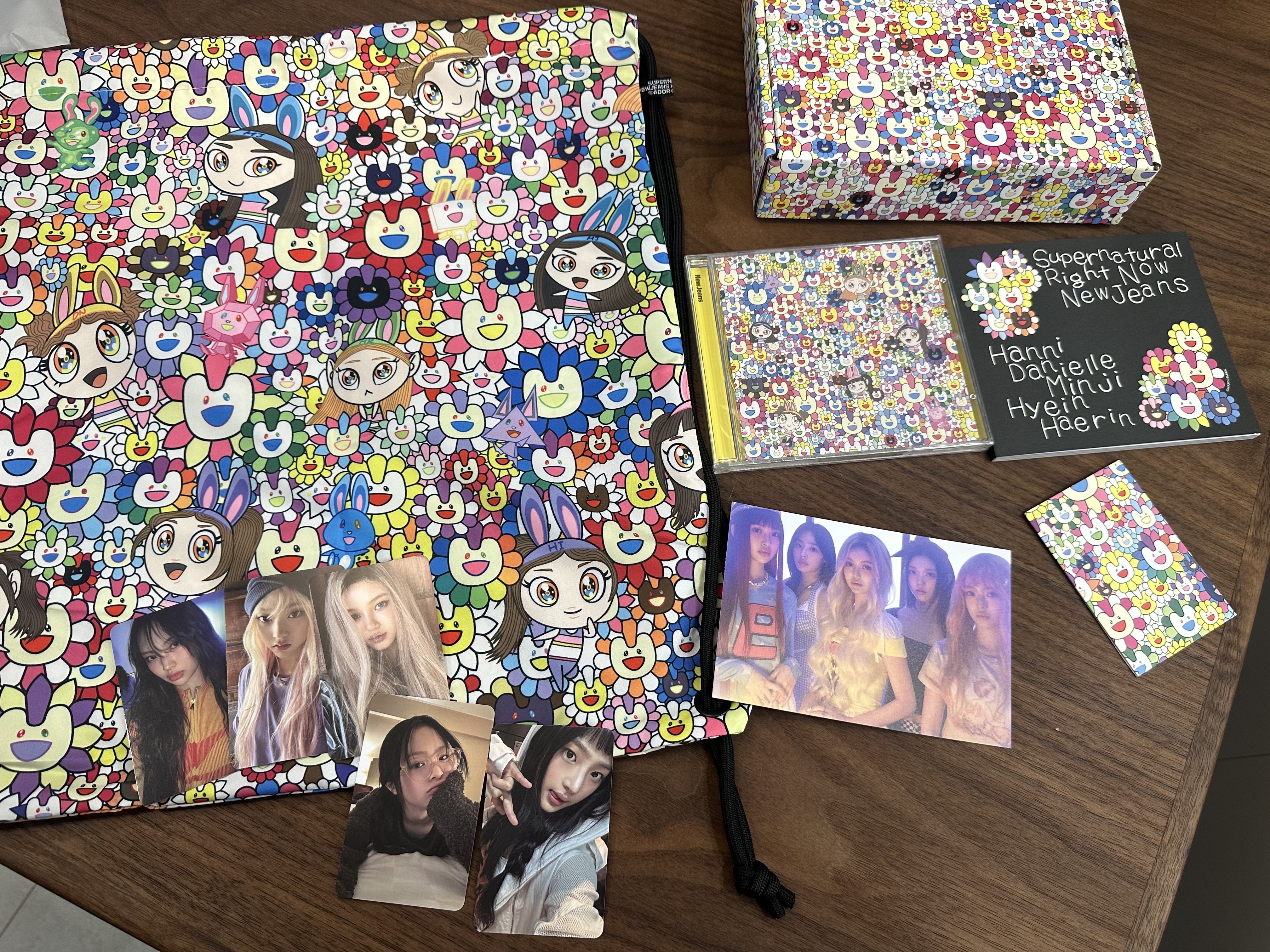 NewJeans Supernatural NJ x Murakami Drawstring Bag Ver. 착용 스타일 - 7