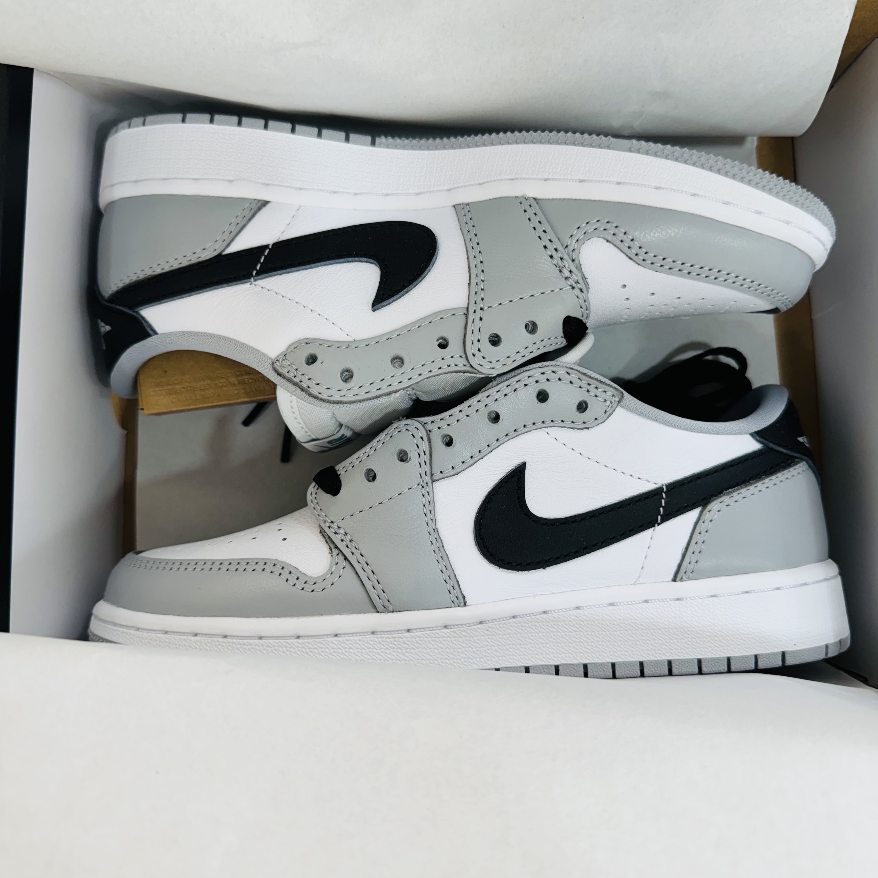 (GS) Jordan 1 Retro Low OG Wolf Grey and White 착용 스타일