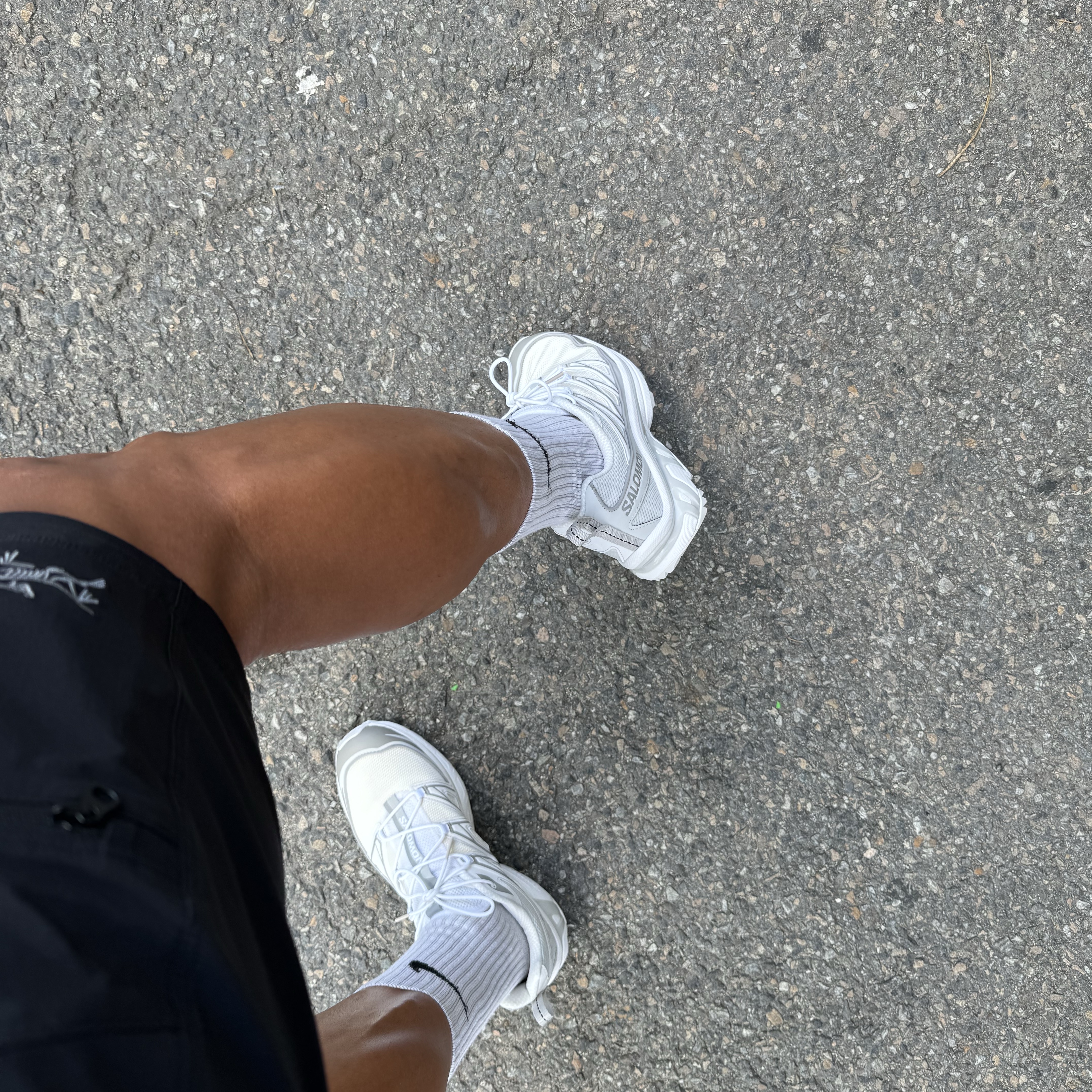 Salomon XT-6 Expanse Vanilla Ice White, Arc'teryx Gamma LT Shorts 9 Inch Black 착용 스타일 - 3