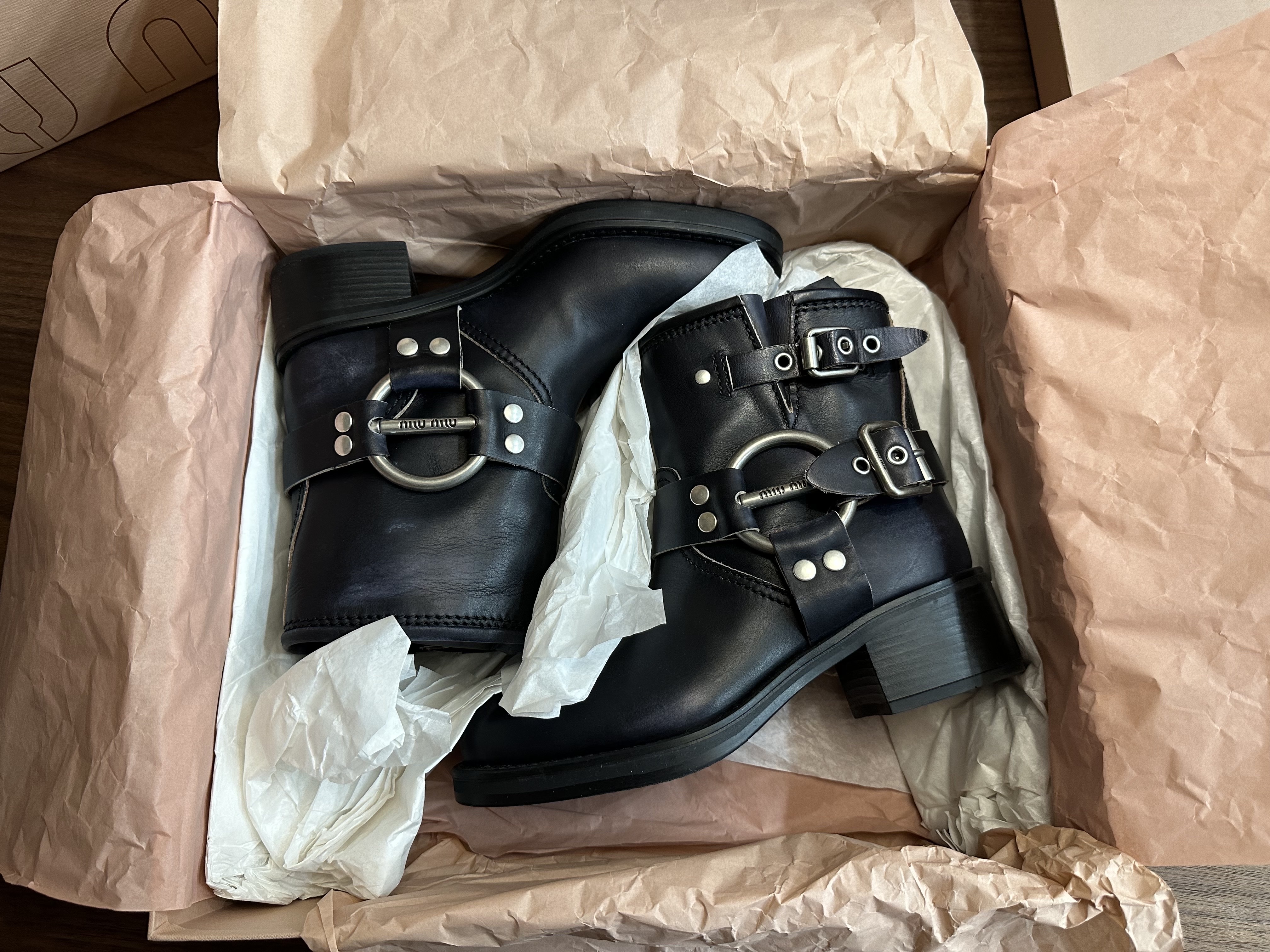 (W) Miu Miu Vintage-look leather Boots Black 착용 스타일 - 4