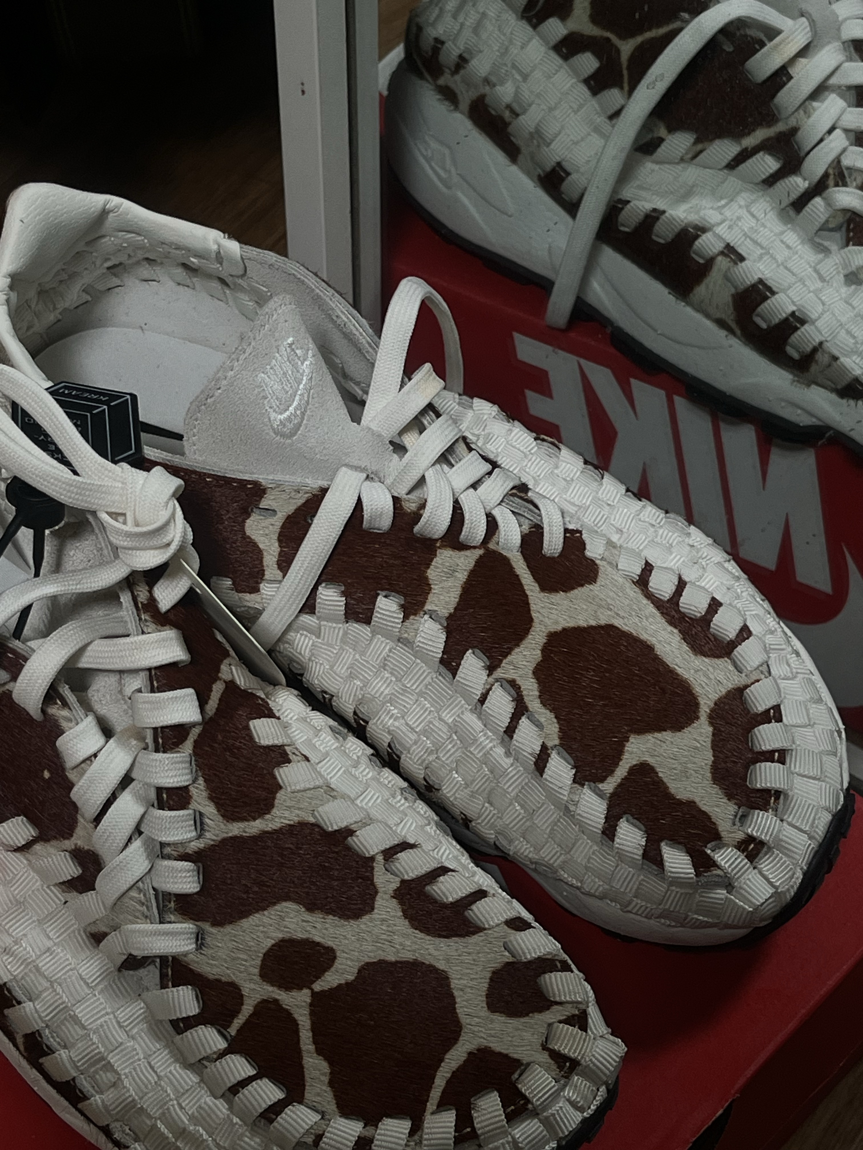 (W) Nike Air Footscape Woven Natural and Brown, Uniqlo U Drawstring Small Shoulder Bag Black 착용 스타일 - 3