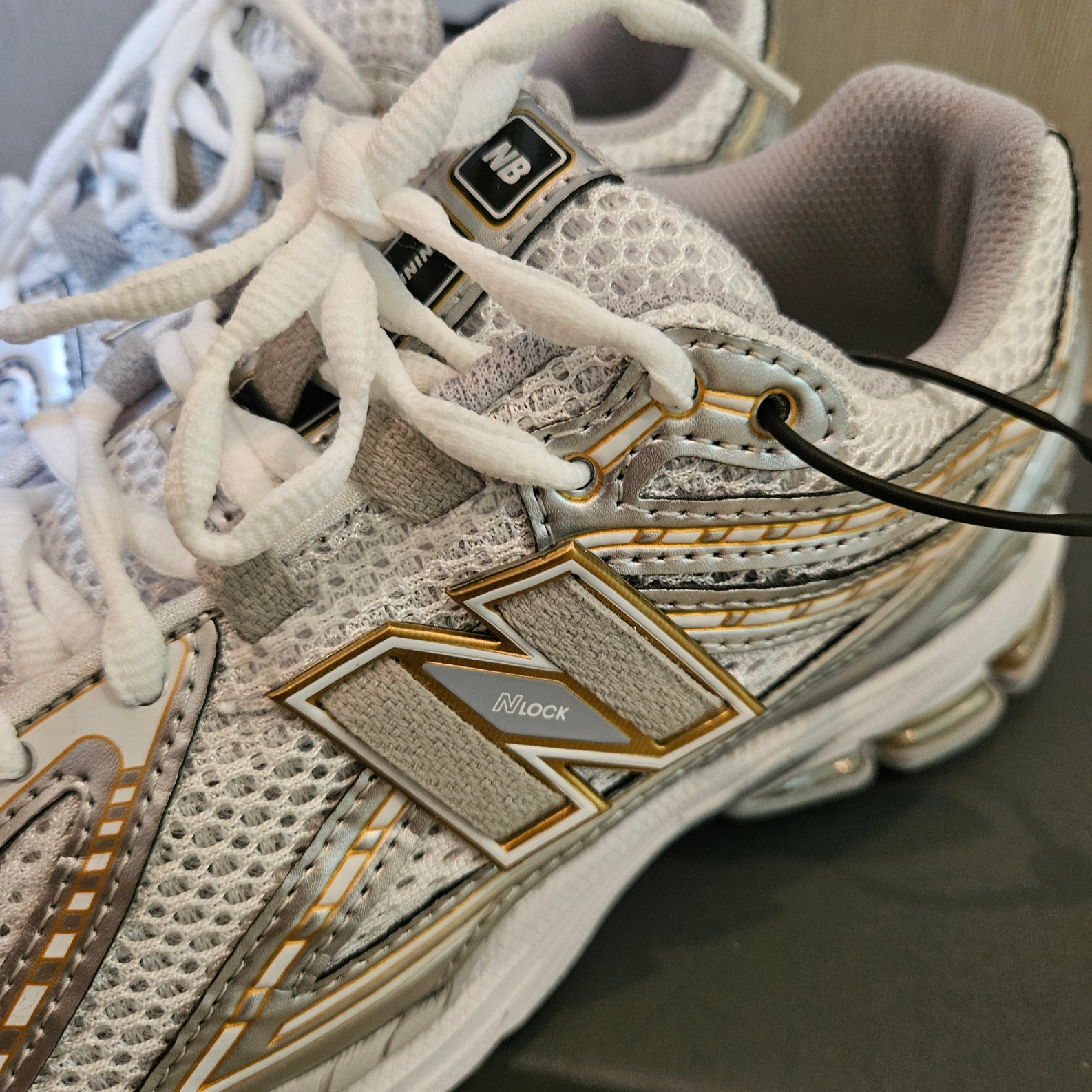 New Balance 1906R White Metallic Silver 착용 스타일 - 1