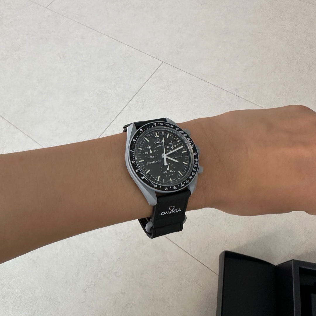 Swatch x Omega Bioceramic MoonSwatch Mission To The Moon 착용 스타일
