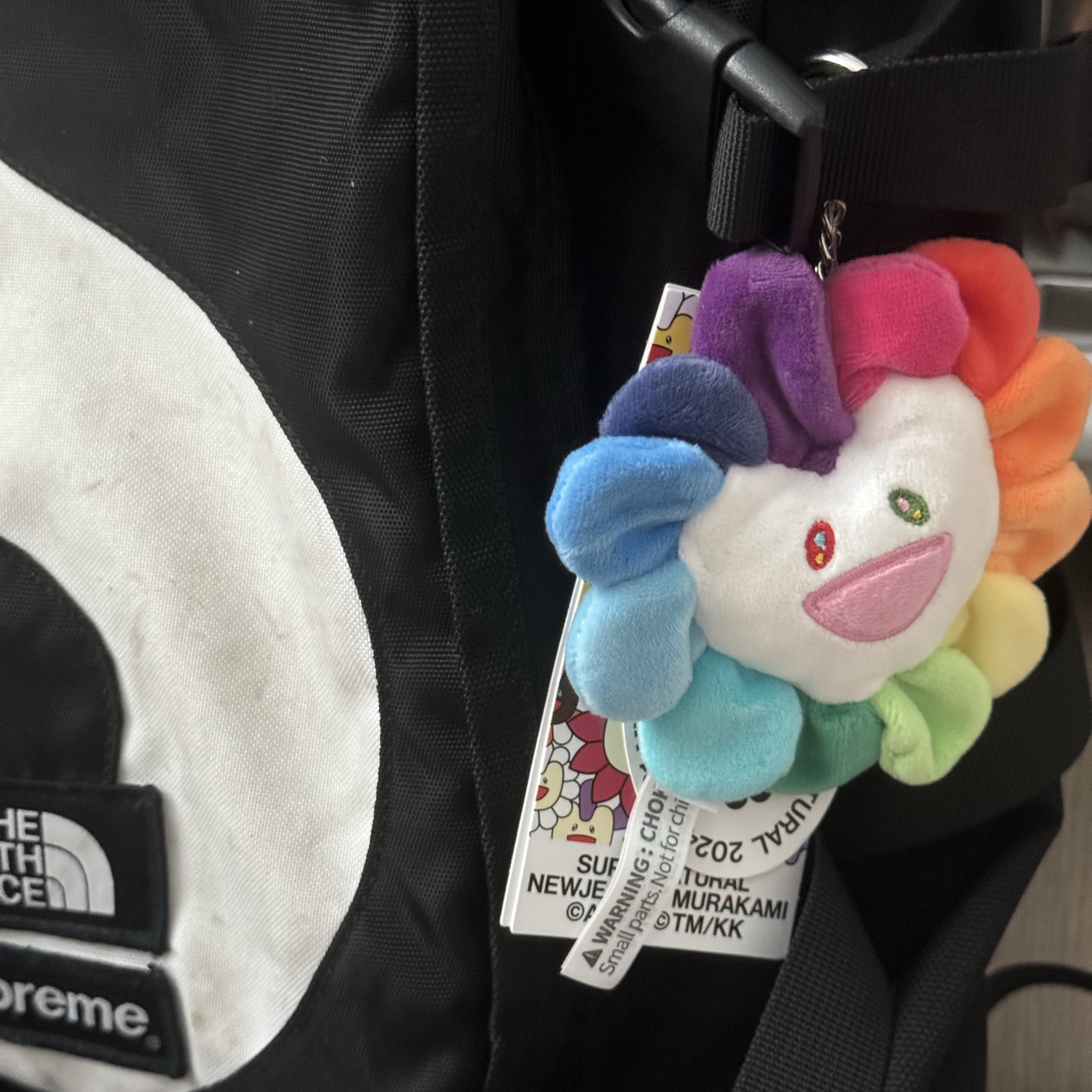 NewJeans x Murakami Plush Keyring Flower, Supreme x The North Face S Logo Expedition Backpack Black - 20FW 착용 스타일 - 1