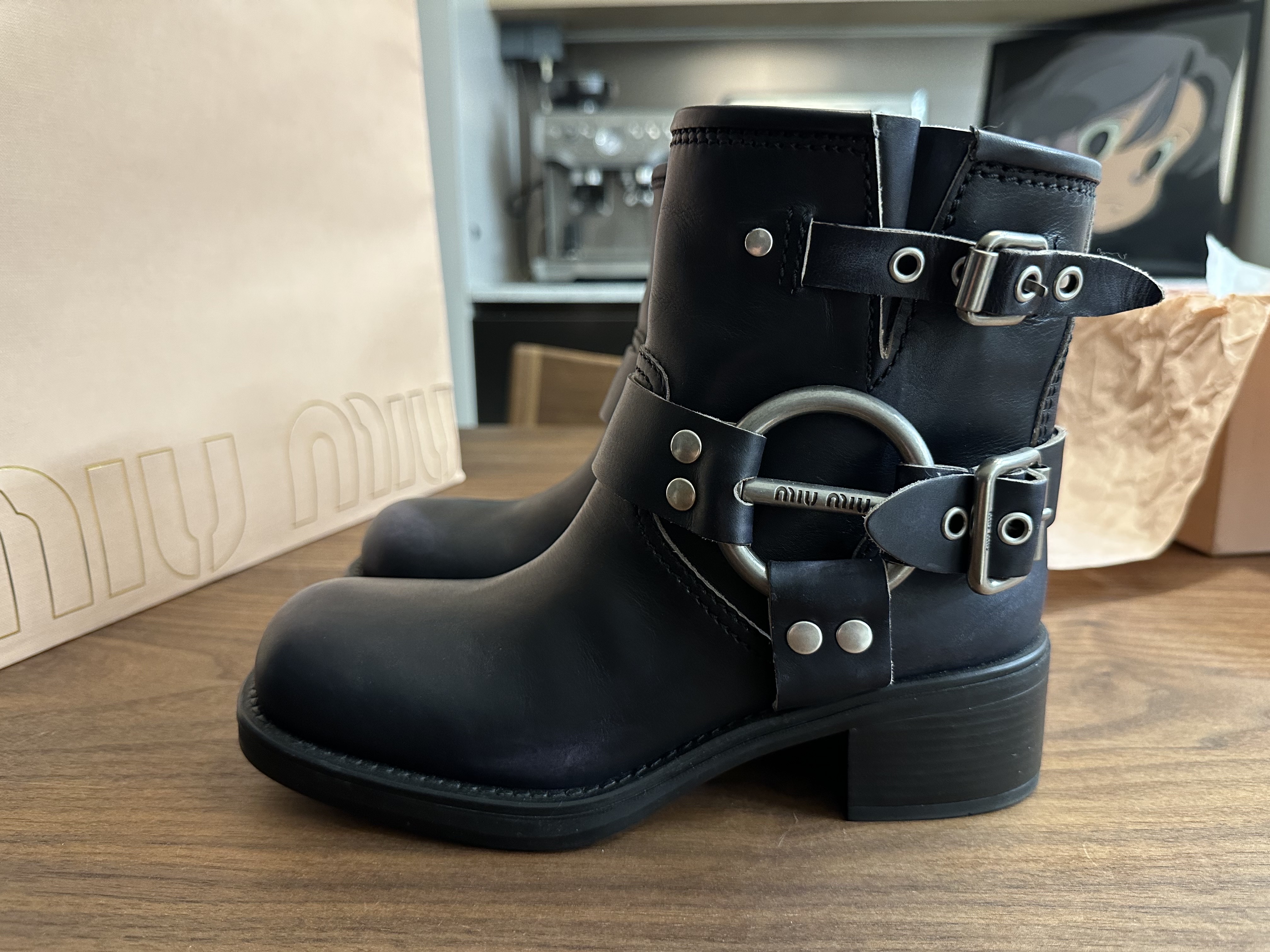 (W) Miu Miu Vintage-look leather Boots Black 착용 스타일 - 1