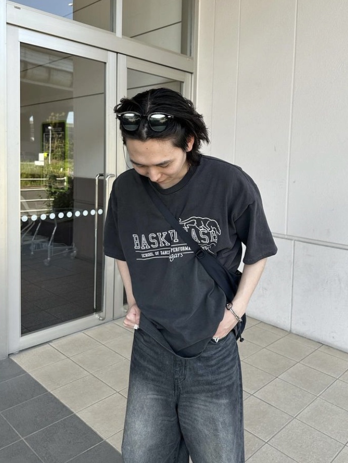 Basketcase Graduation Tee Vintage Black 착용 스타일 - 1
