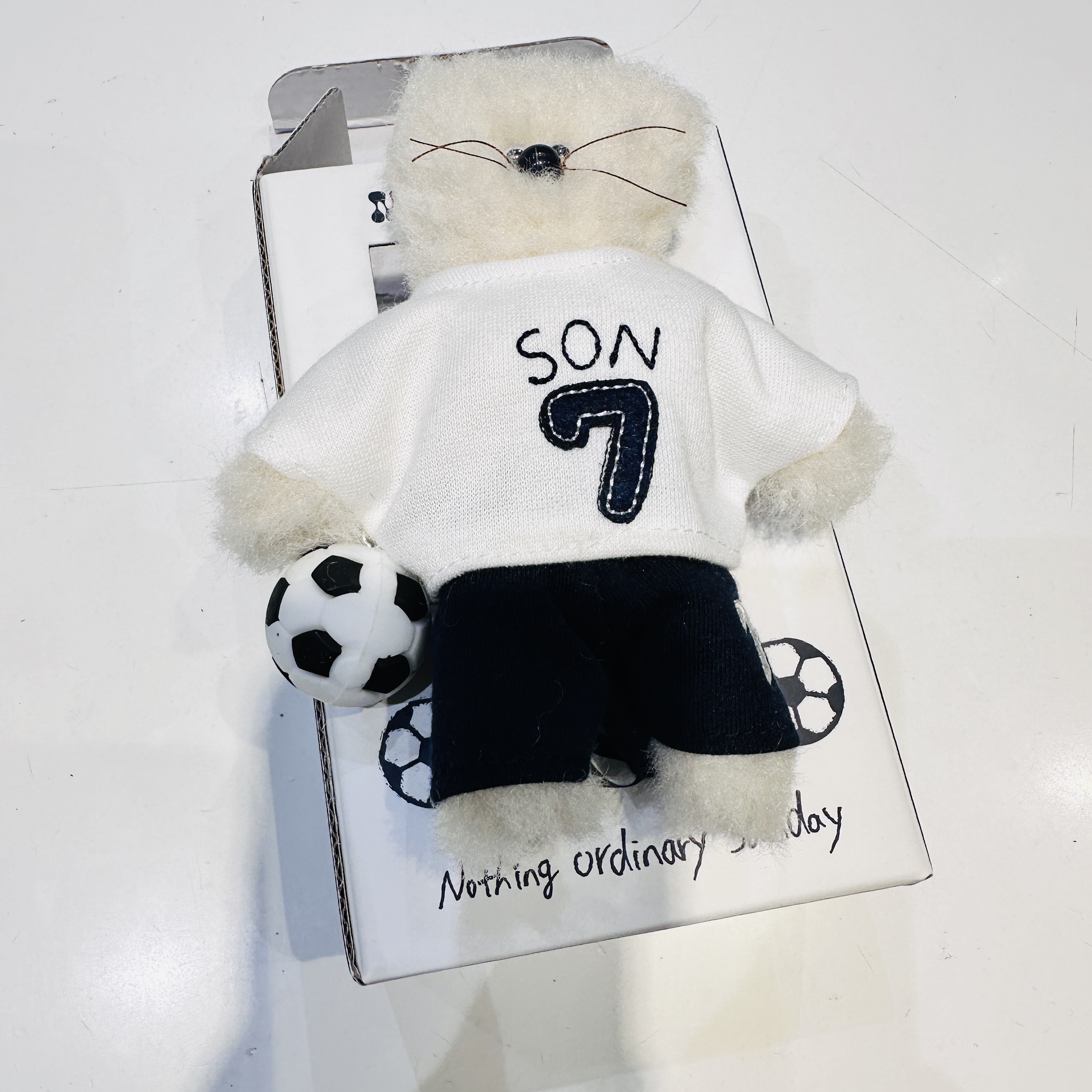 Monamhee x NOS7 SON.hee Keyring Cream 착용 스타일 - 2
