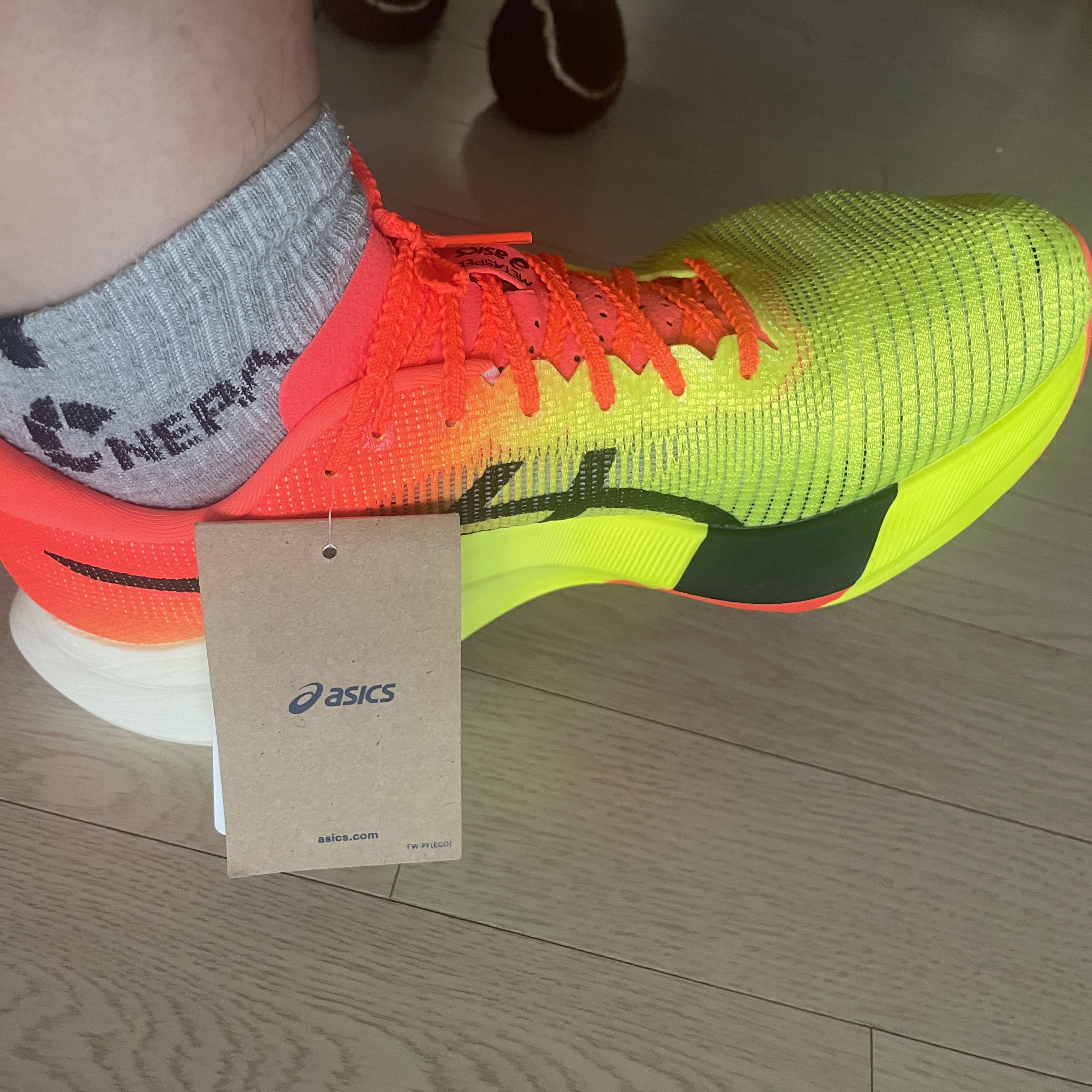 Asics Metaspeed Sky Paris Safety Yellow Black 착용 스타일 - 4