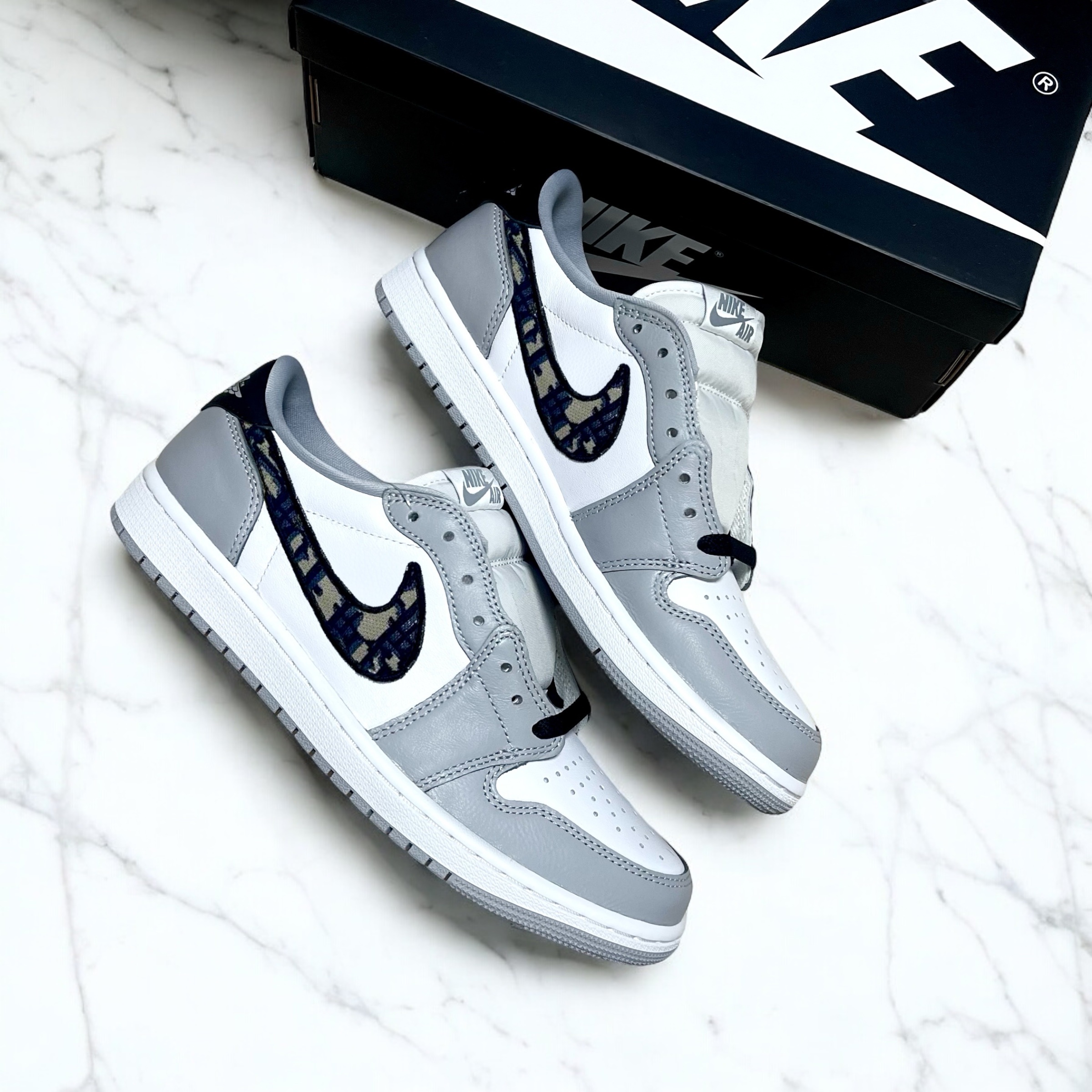 Jordan 1 Retro Low OG Wolf Grey and White 착용 스타일 - 2