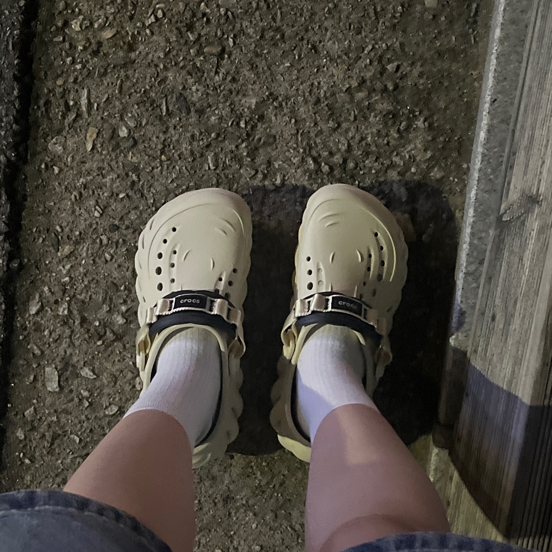 Crocs Echo Clog Bone Black 착용 스타일