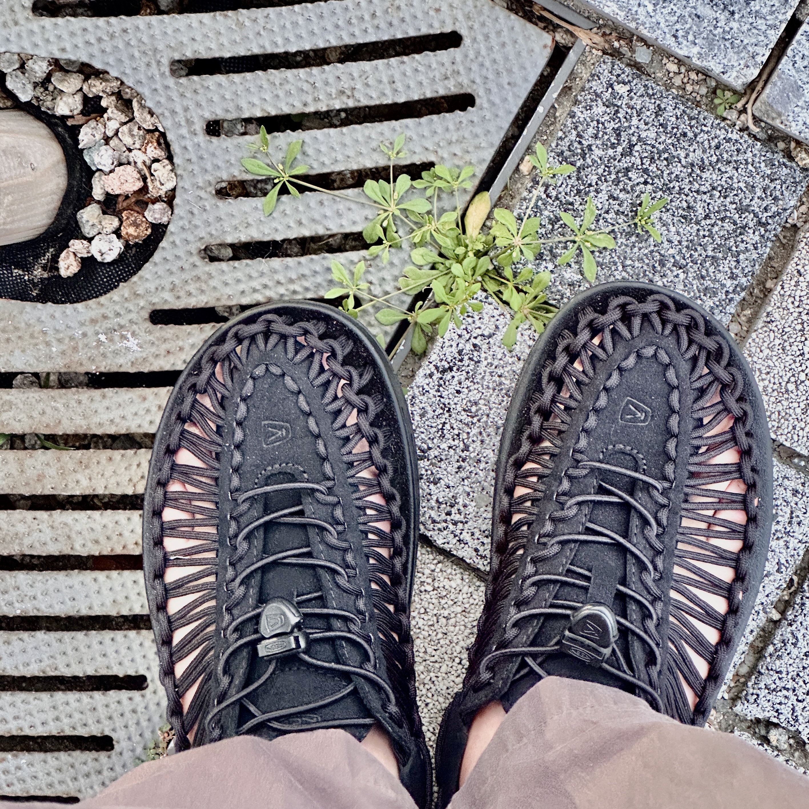 Keen Uneek Sandals Black 착용 스타일