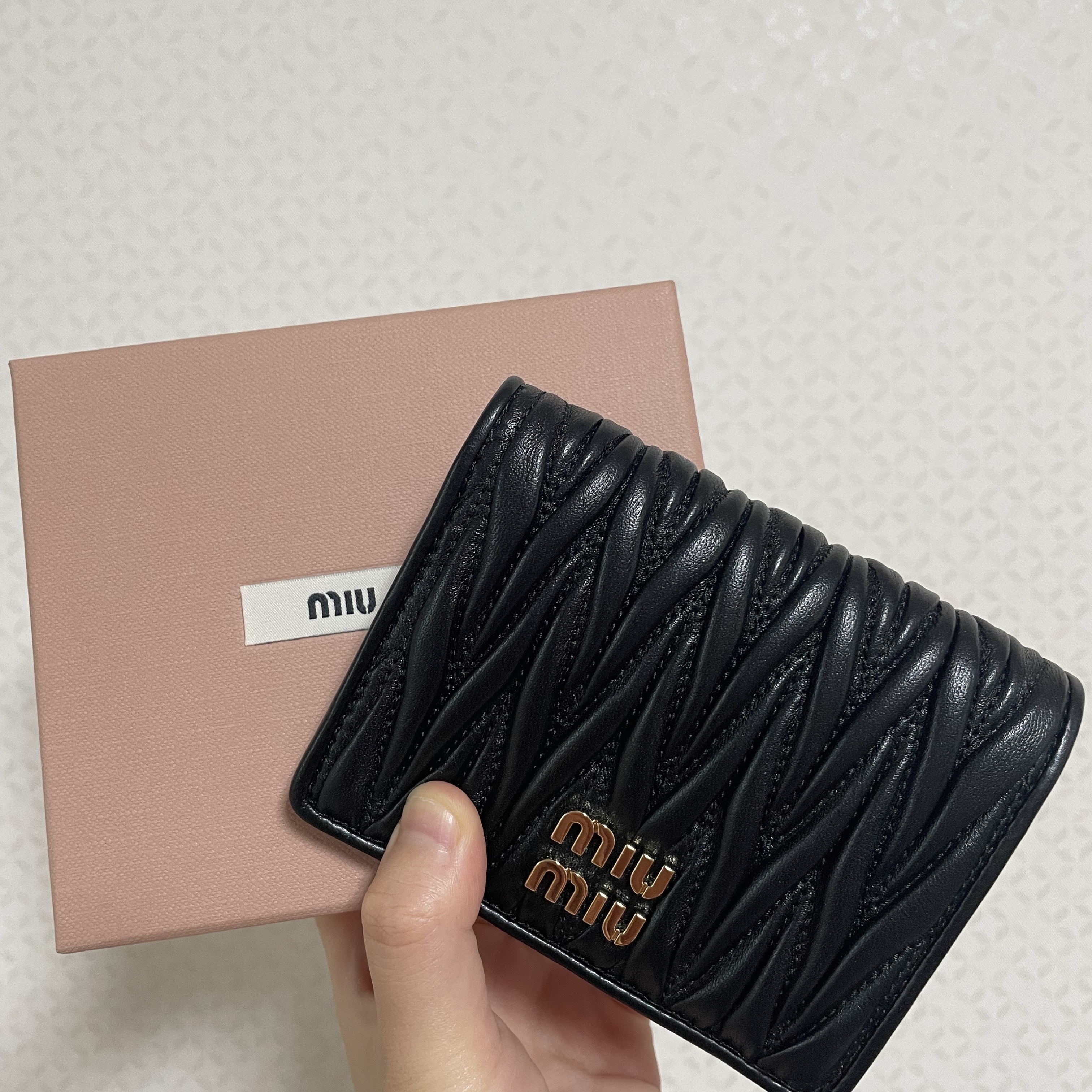 Miu Miu Matelasse Nappa Leather Wallet Black 착용 스타일
