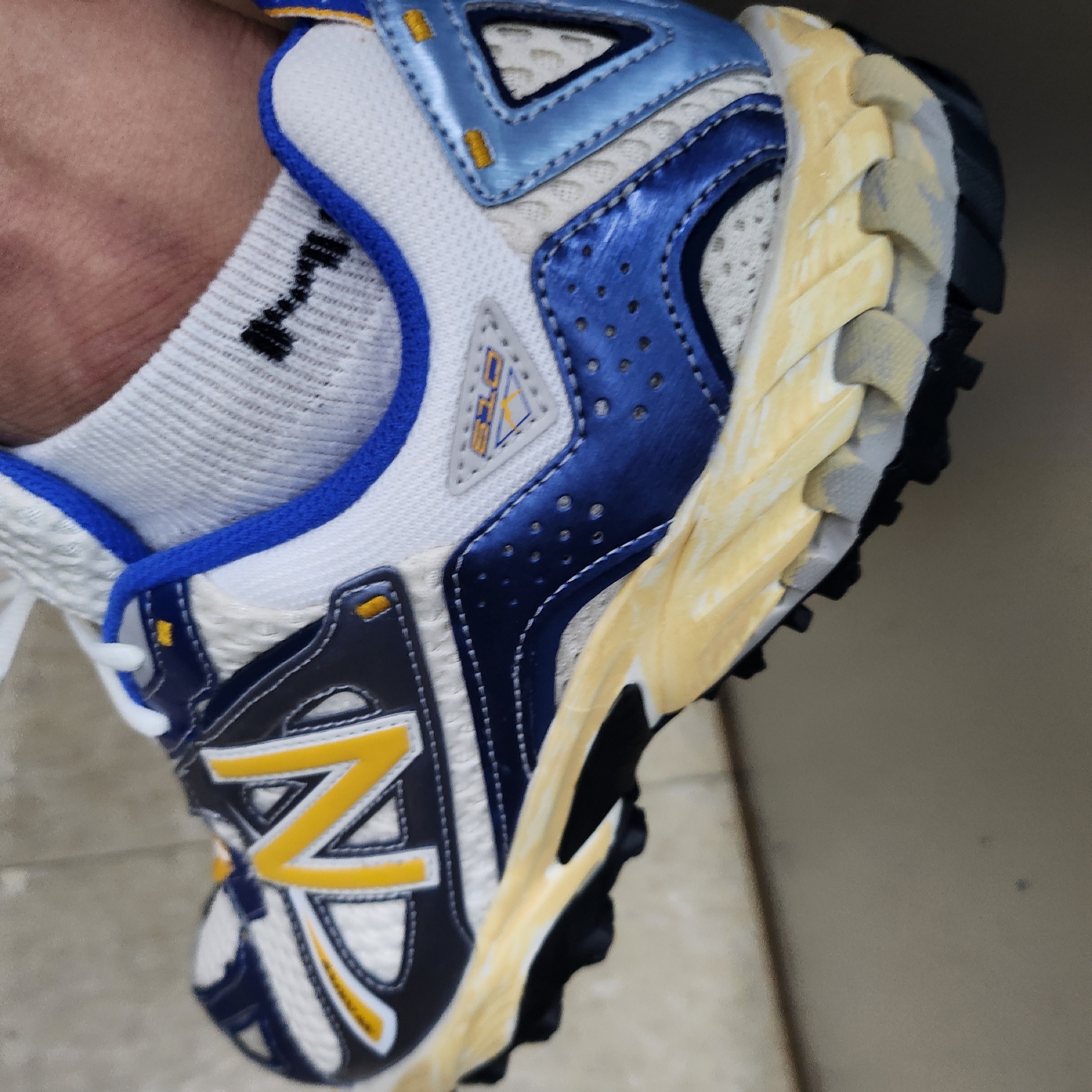 New Balance x Yeseyesee ML610 Atlantic Blue Varsity Gold, New Era x Metallica Black Album Snake Logo T-Shirt Khaki 착용 스타일 - 3
