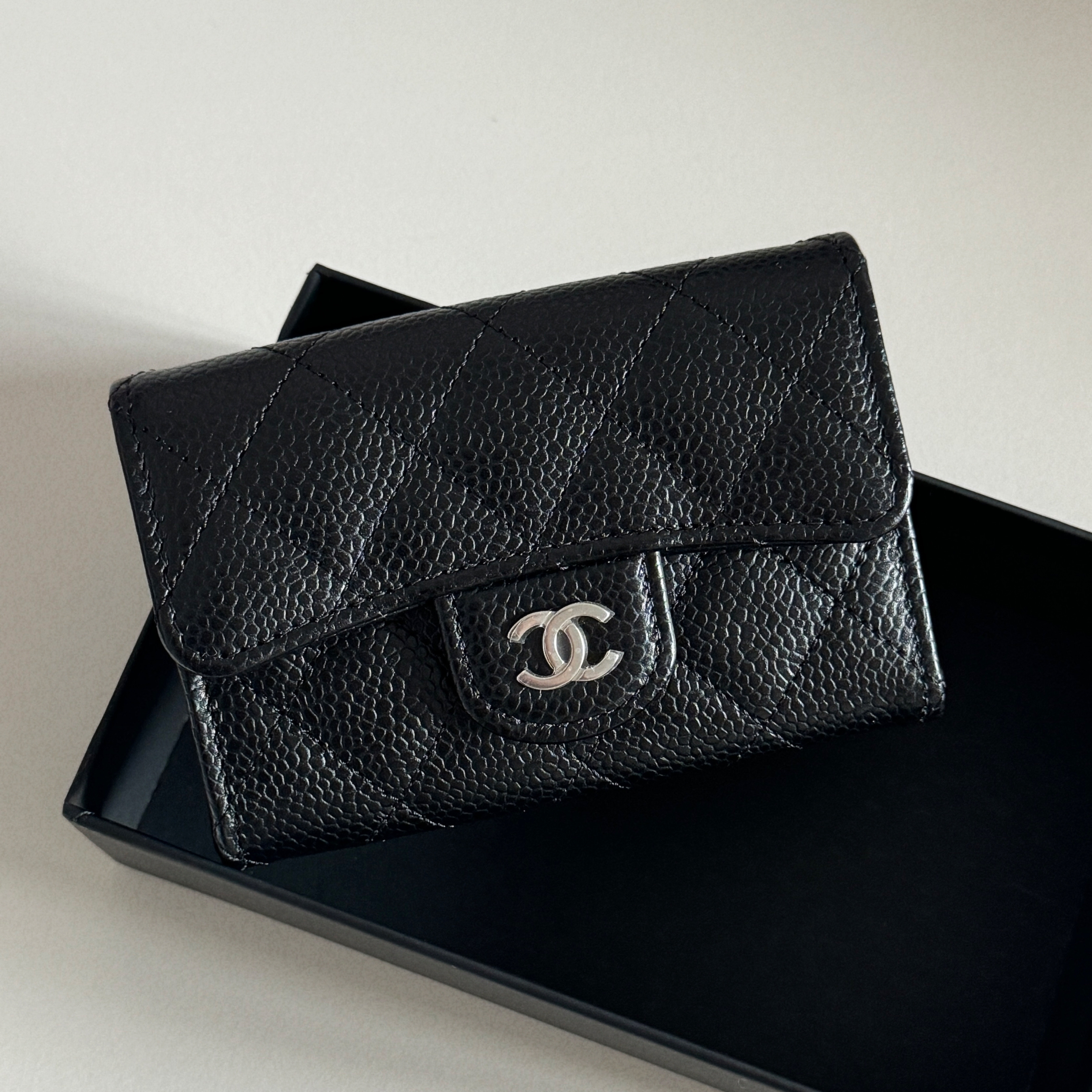 Chanel Classic Card Holder Grained Calfskin & Silver Black 착용 스타일 - 2