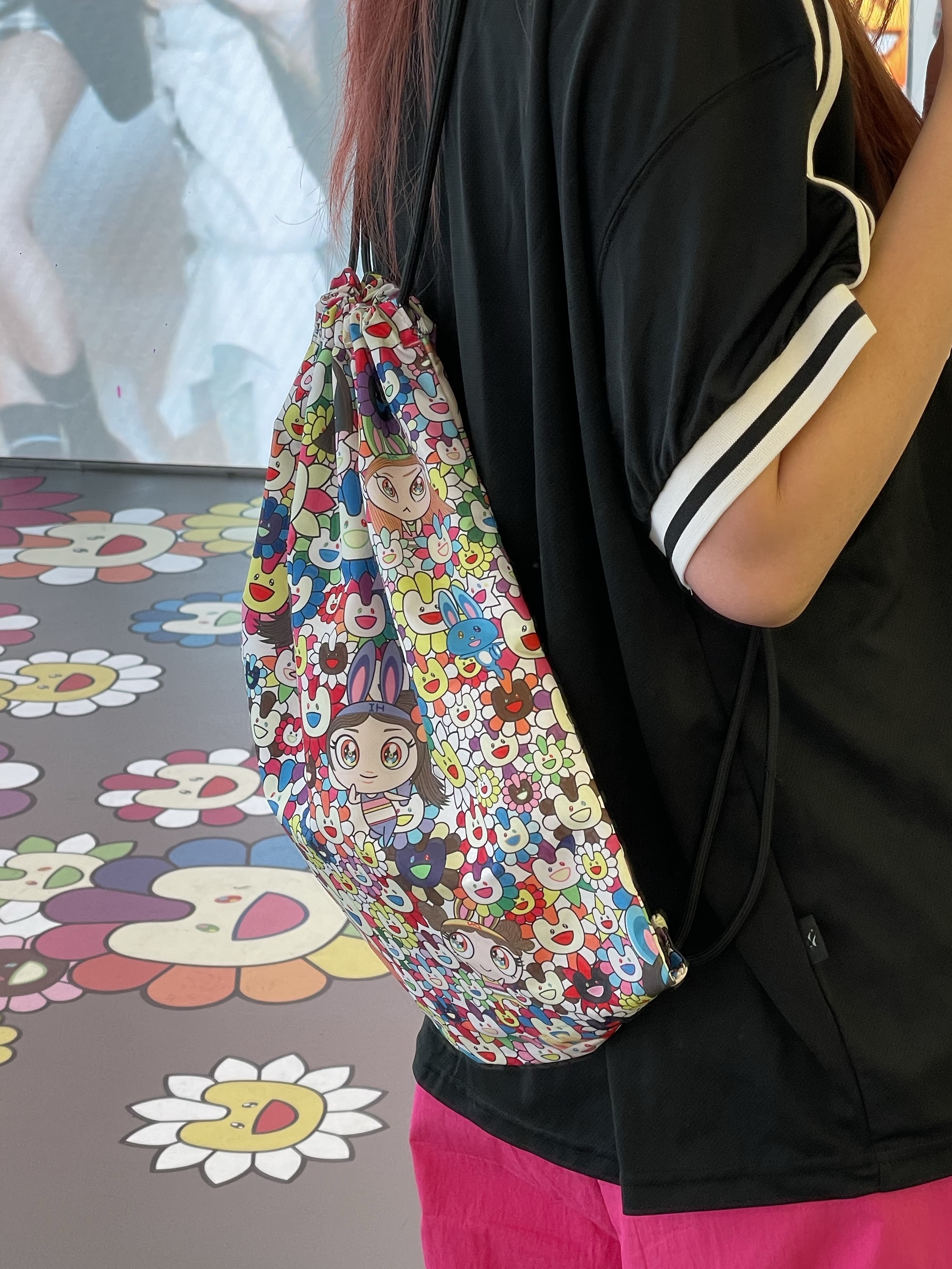 NewJeans Supernatural NJ x Murakami Drawstring Bag Ver., NewJeans x Murakami Reusable Bag L 착용 스타일 - 1