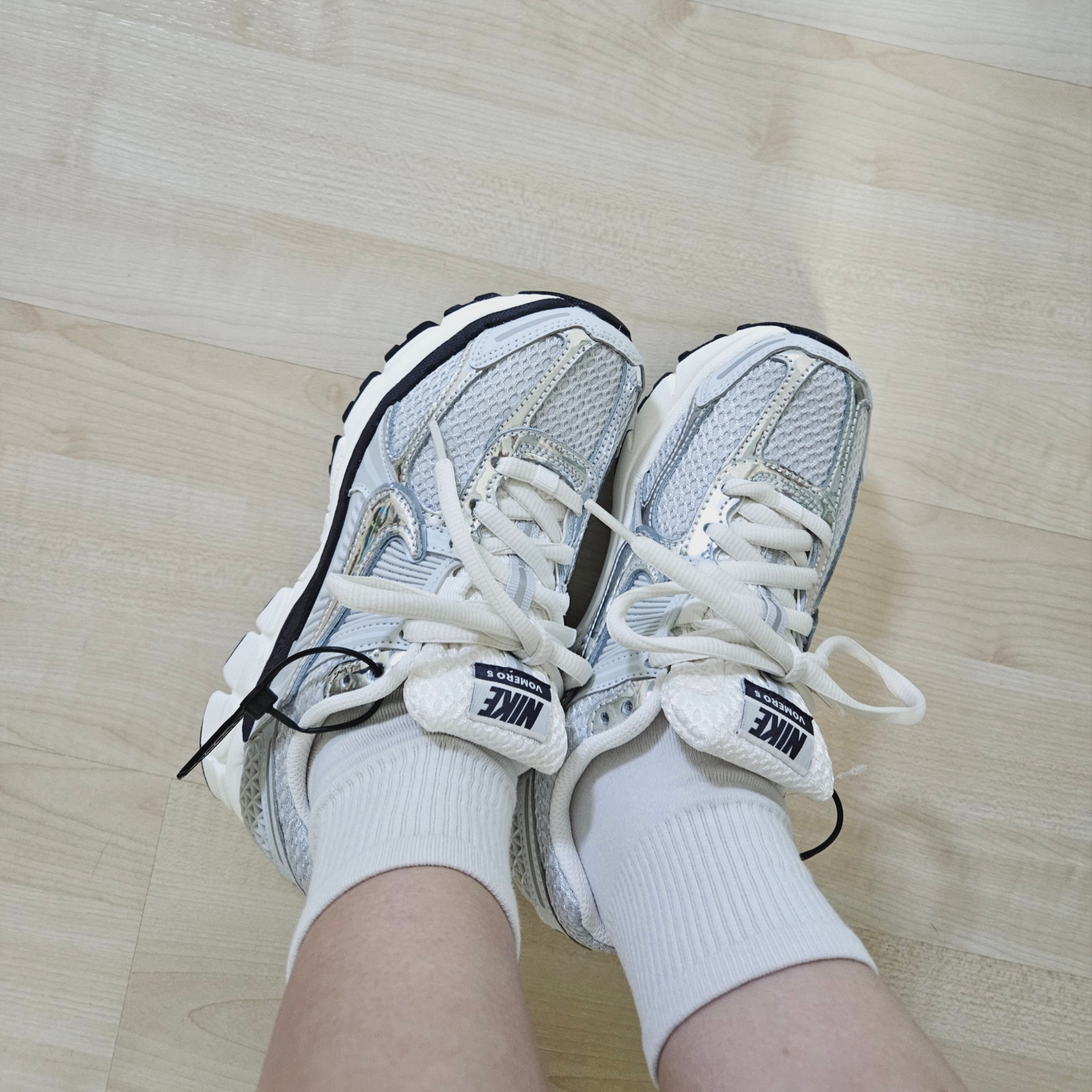 (W) Nike Zoom Vomero 5 Photon Dust and Metallic Silver 착용 스타일