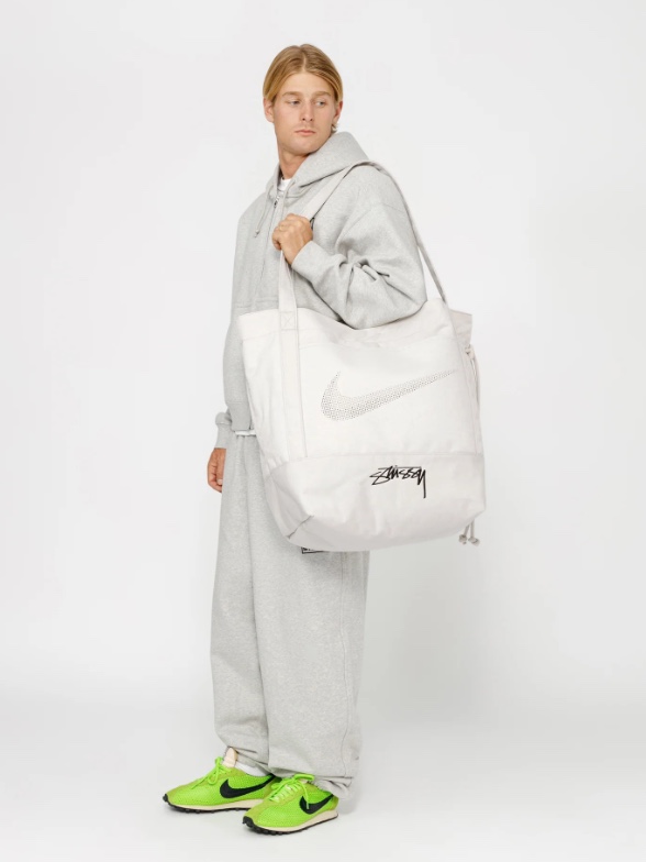 Nike x Stussy Tote Bag Light Bone 착용 스타일