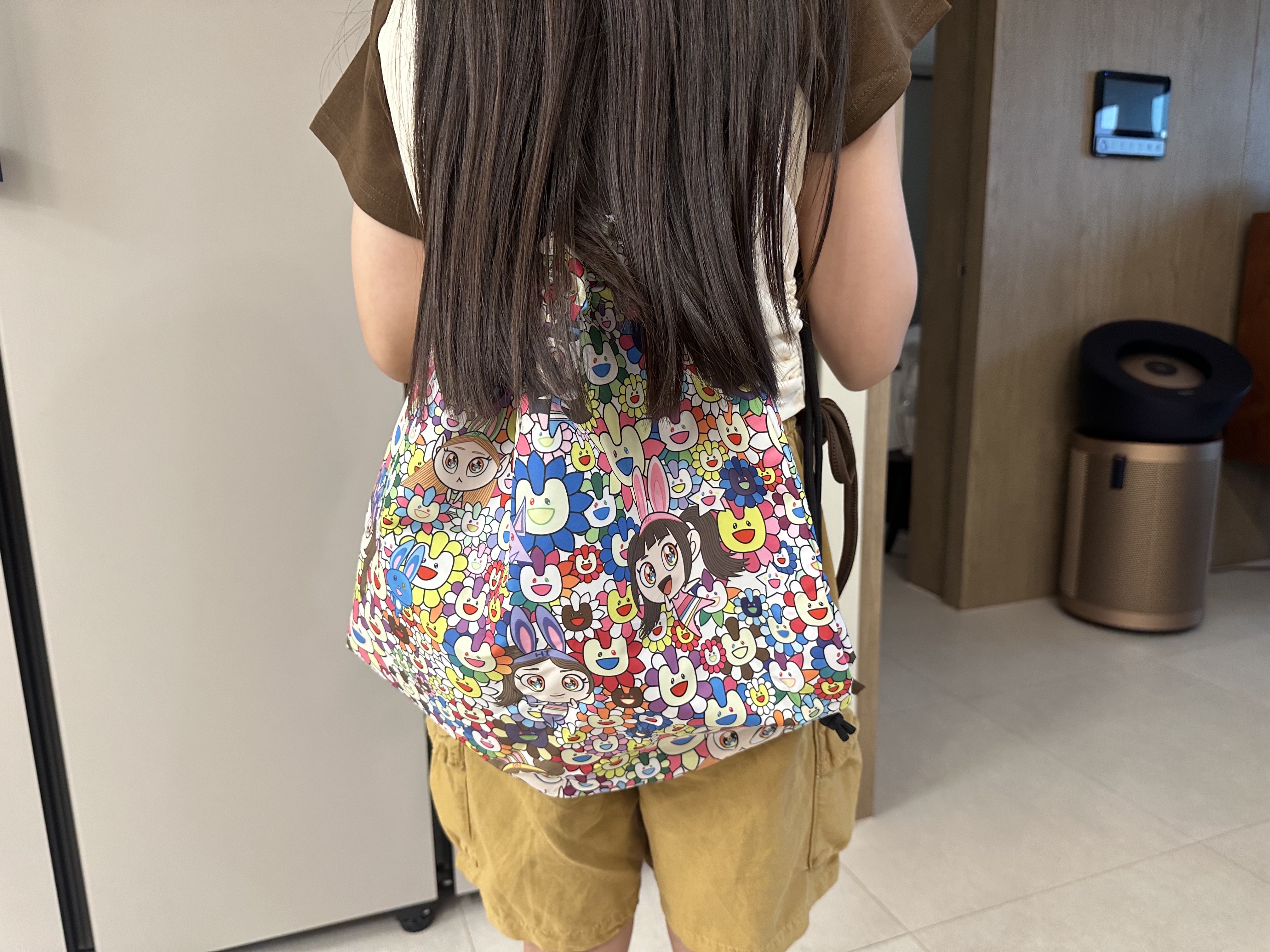 NewJeans Supernatural NJ x Murakami Drawstring Bag Ver. 착용 스타일 - 1