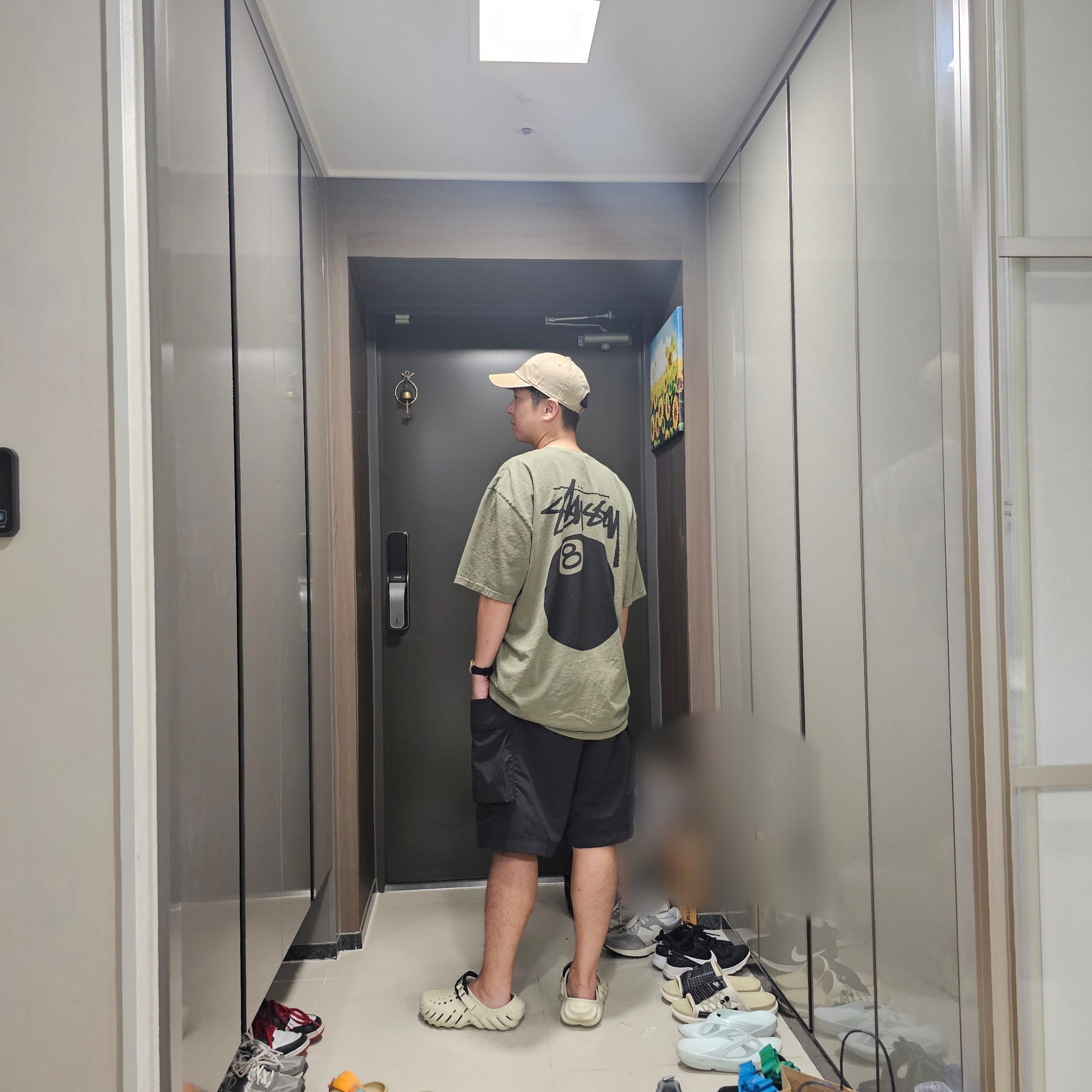 Stussy 8 Ball Pigment Dyed T-Shirt Olive, Crocs Echo Clog Bone Black 착용 스타일 - 9