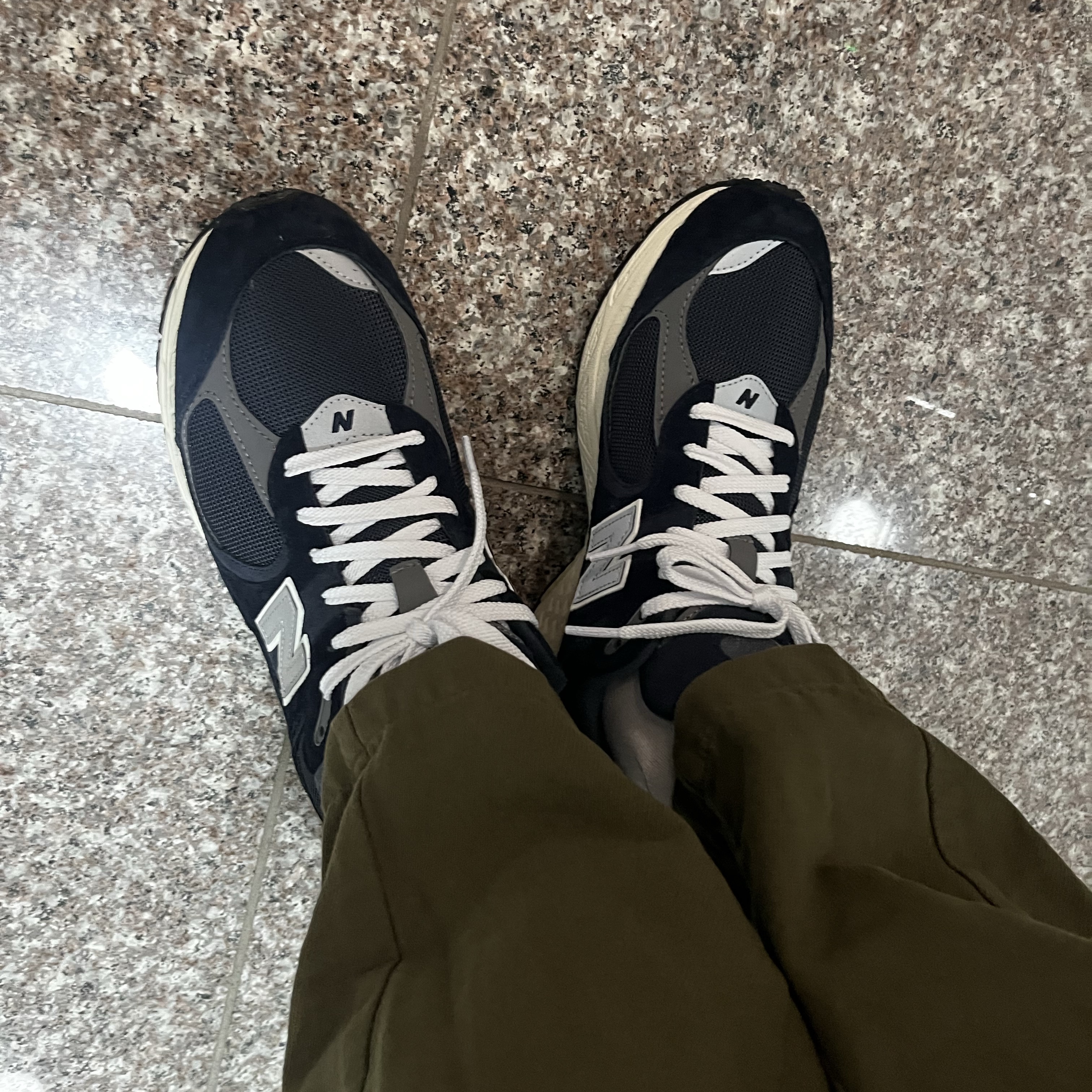New Balance 2002R Eclipse Castlerock 착용 스타일