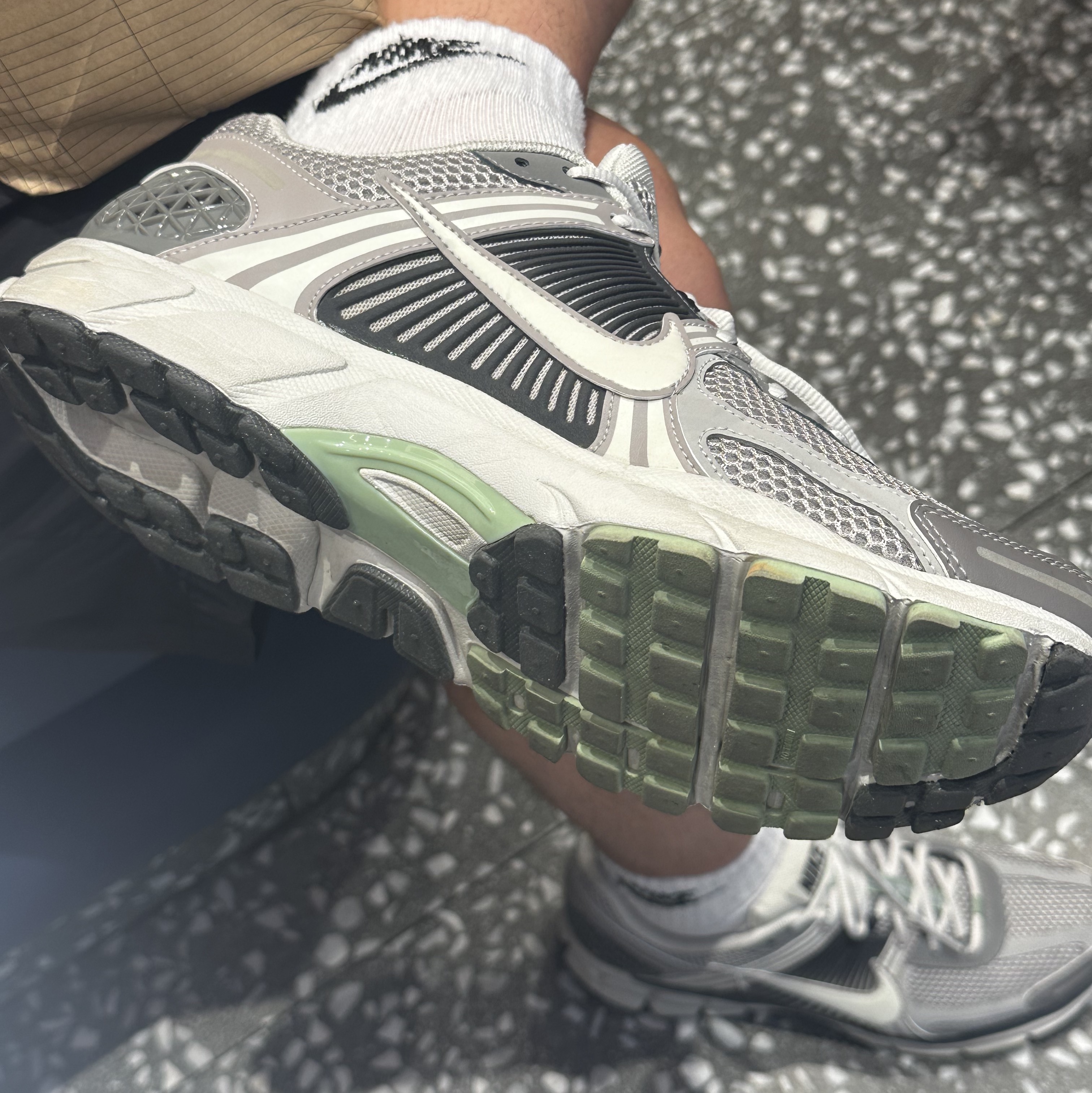 (W) Nike Zoom Vomero 5 Cobblestone and Flat Pewter 착용 스타일