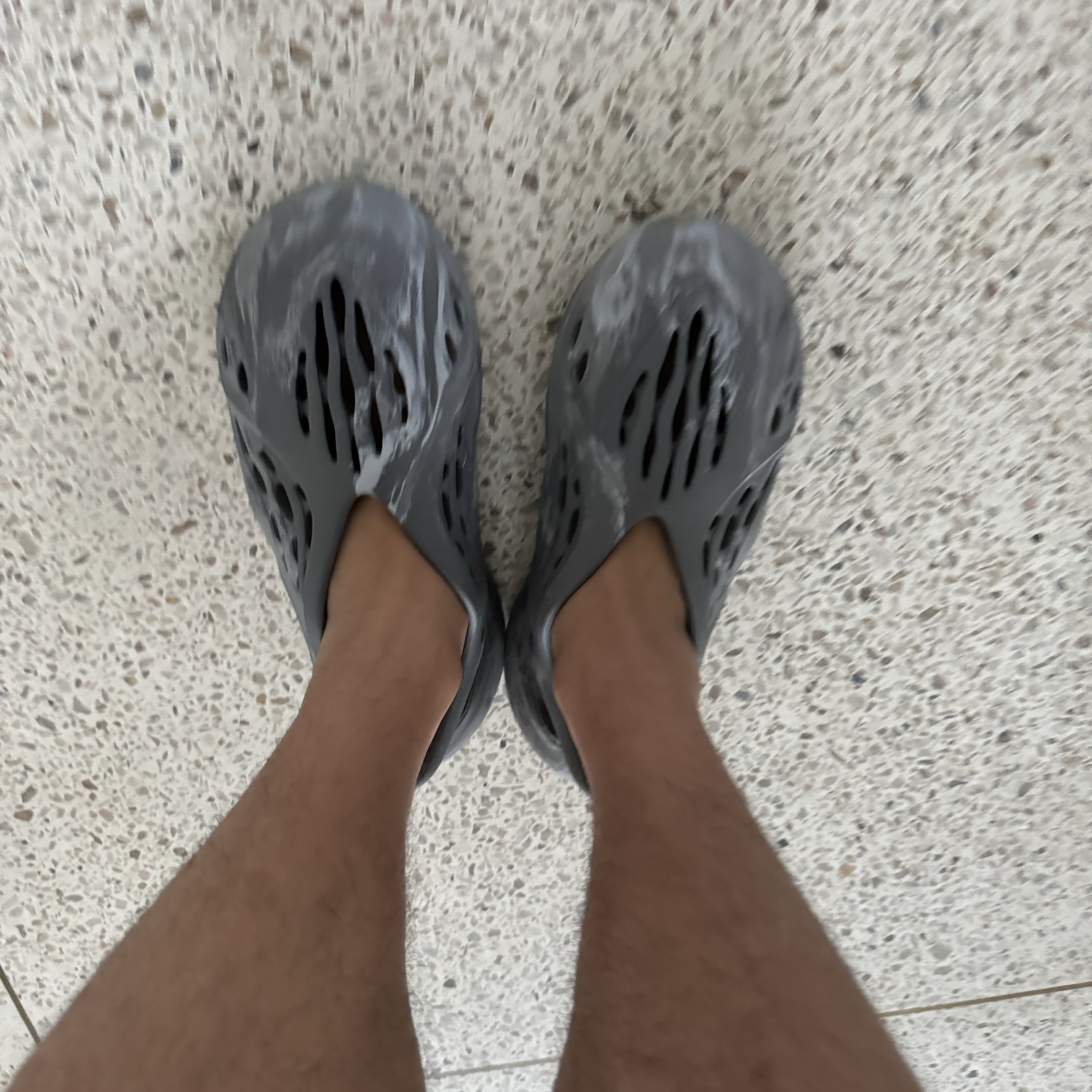 Adidas Yeezy Foam RNNR MX Granite 착용 스타일