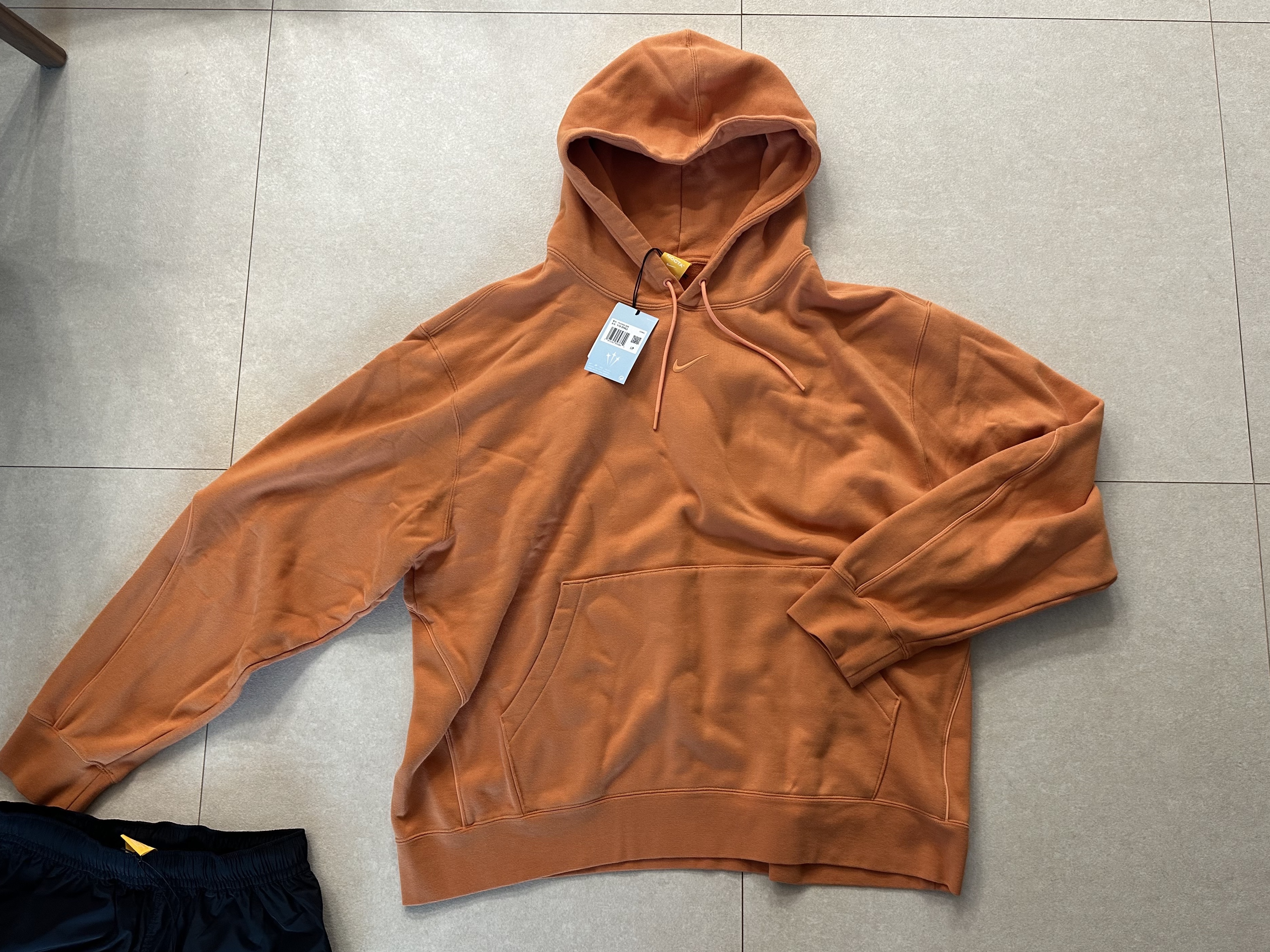 Nike x Drake Nocta Nylon Woven Shorts Black (FN8194-010), Nike x Drake Nocta Fleece Hoodie Hot Curry (FN7659-808) 착용 스타일 - 4