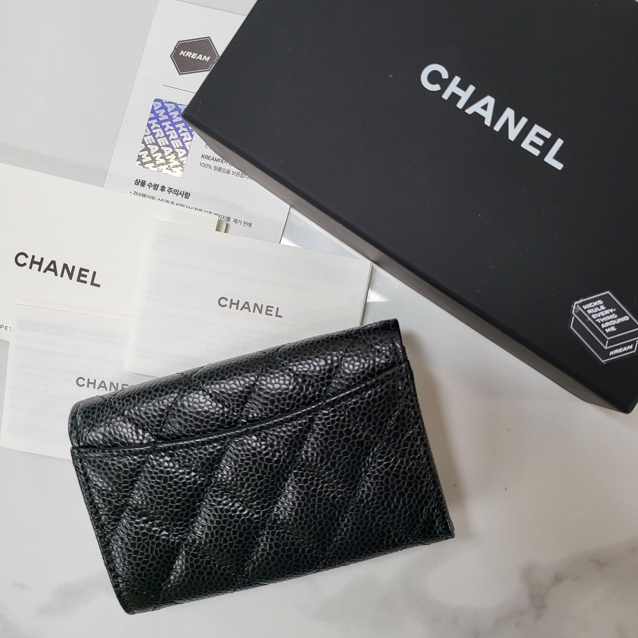 Chanel Classic Card Holder Grained Calfskin & Silver Black 착용 스타일 - 2