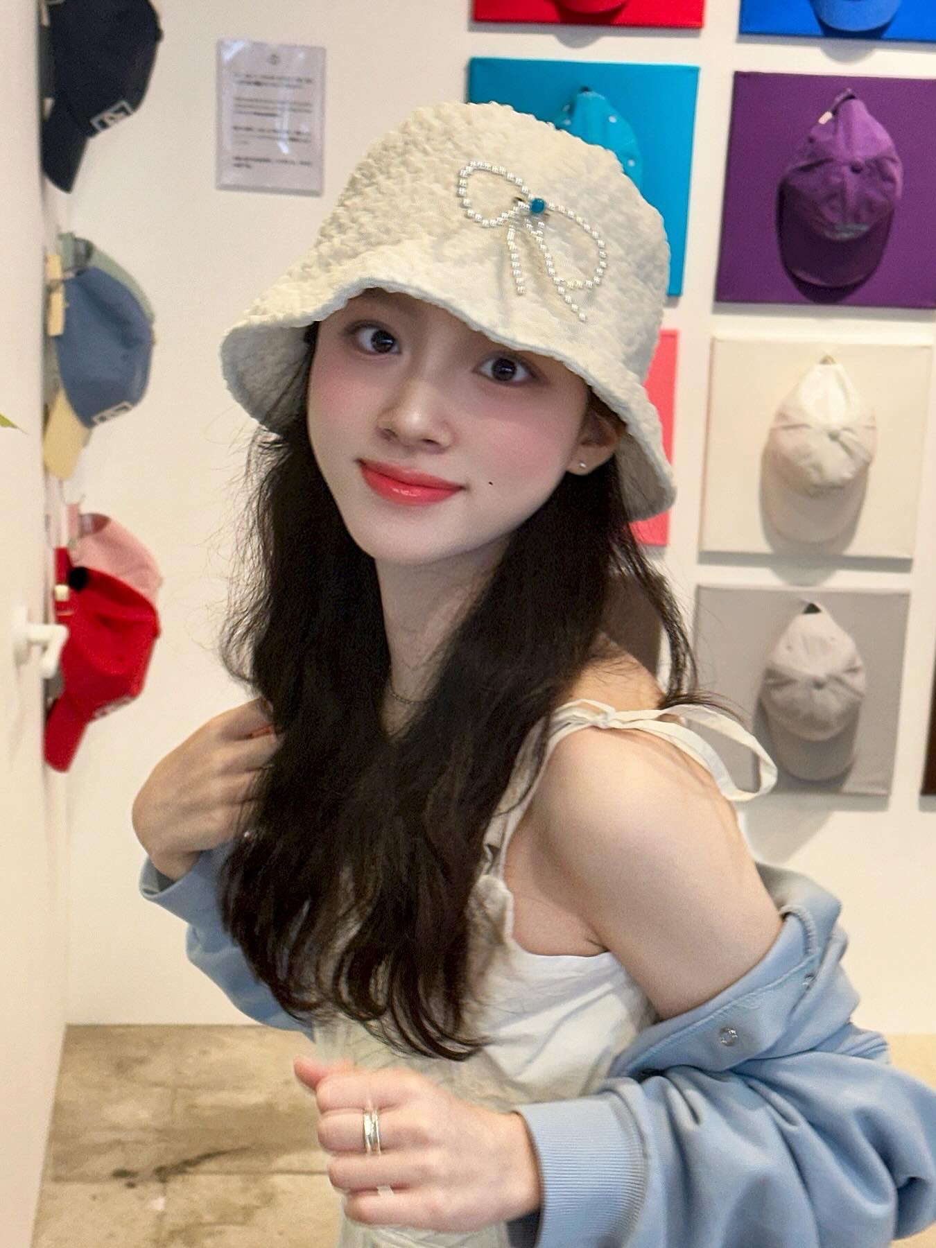 Allincomplete Pearl Crinkle Bucket Hat White 착용 스타일 - 1