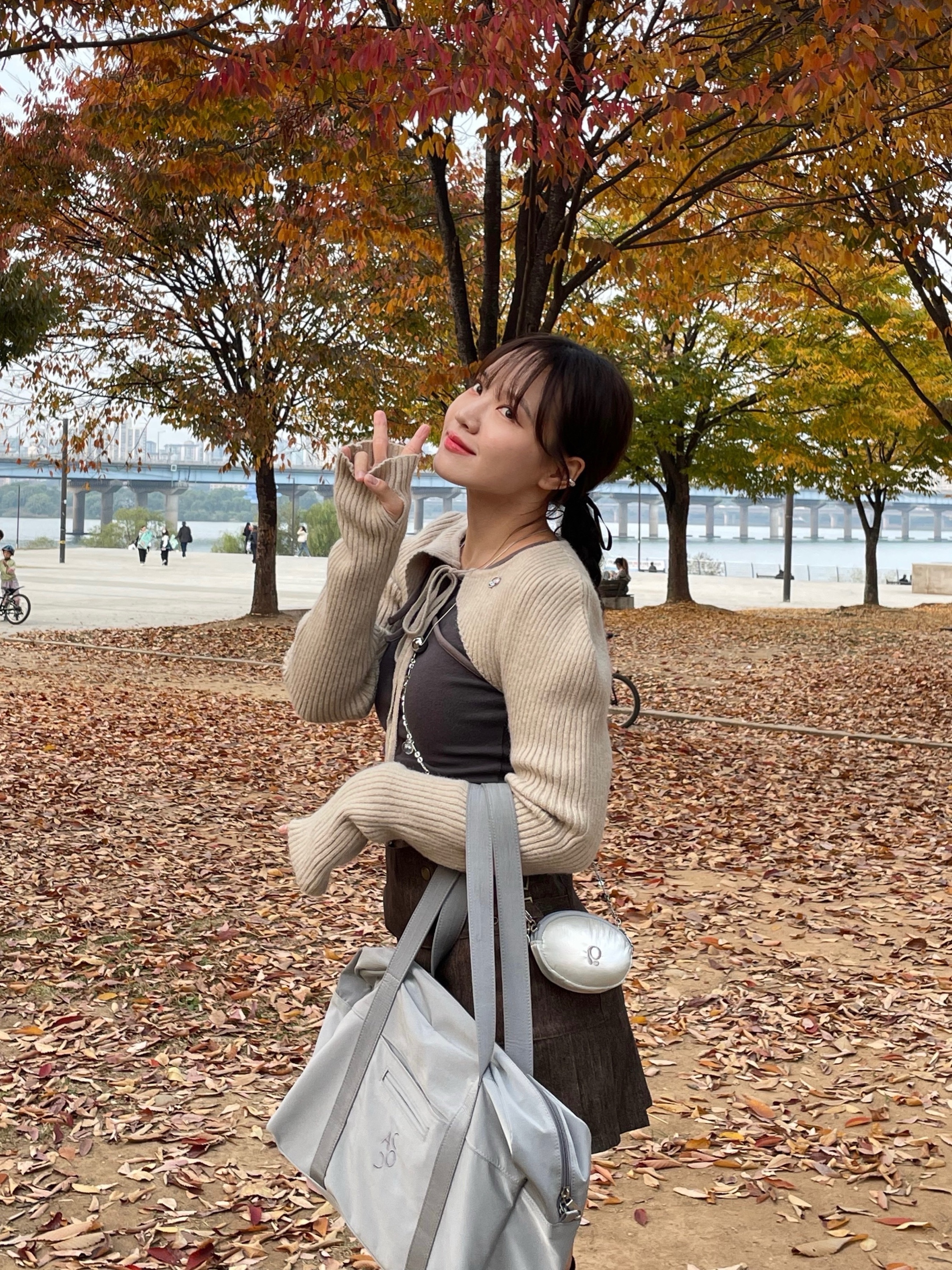 ACOC Lip Large Boston Bag Silver 착용 스타일 - 3
