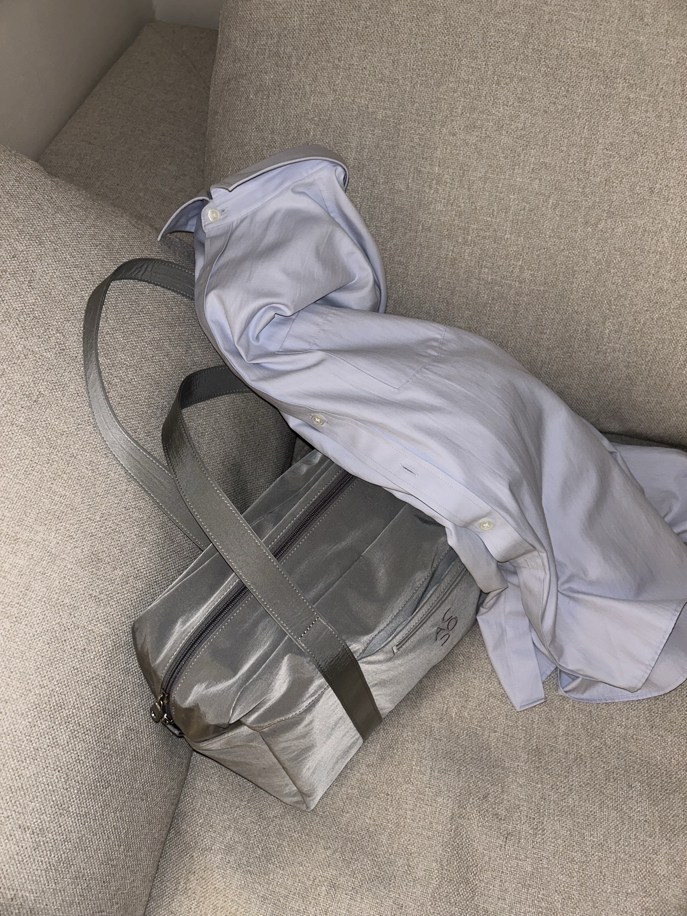 ACOC Lip Large Boston Bag Silver 착용 스타일 - 3