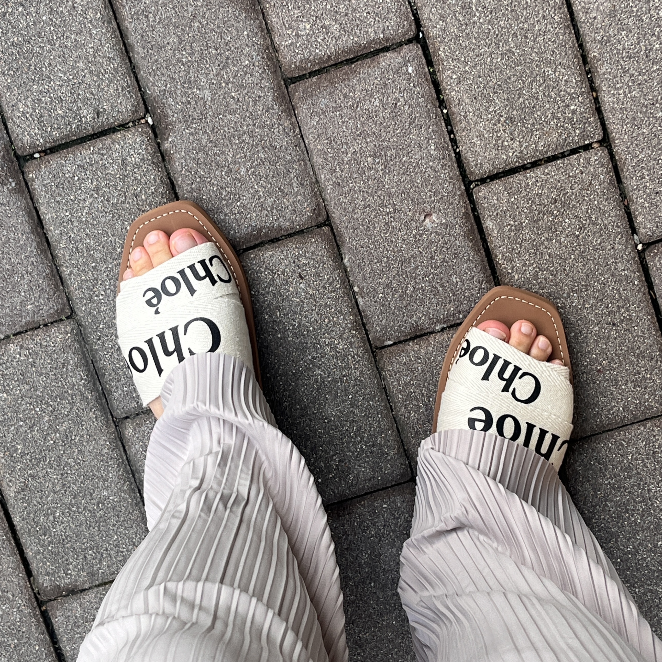 (W) Chloe Woody Flat Mule White 착용 스타일