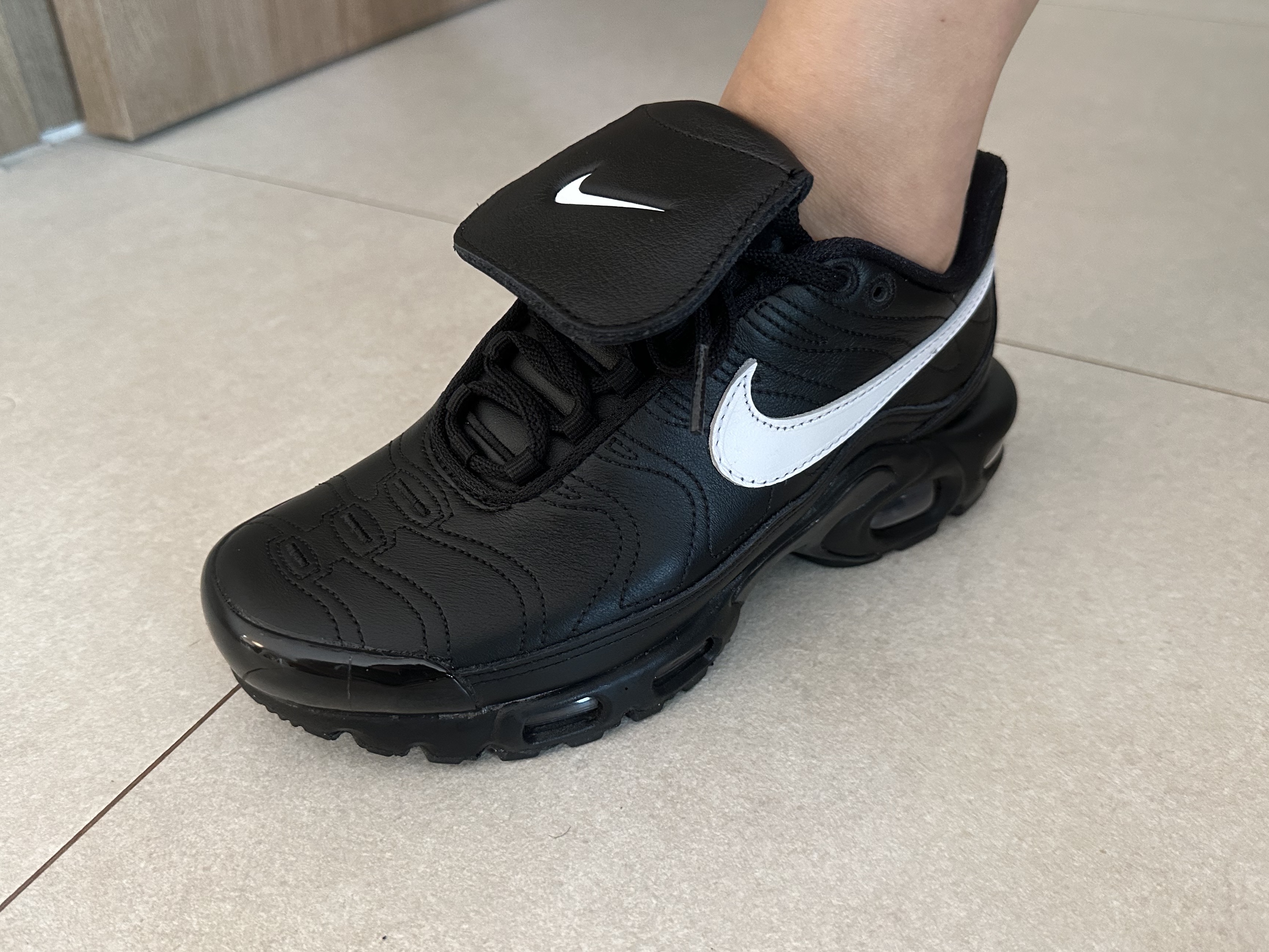 (W) Nike Air Max Plus TNPO Black, Nike Air Max Plus TNPO Wolf Grey and Black 착용 스타일 - 2