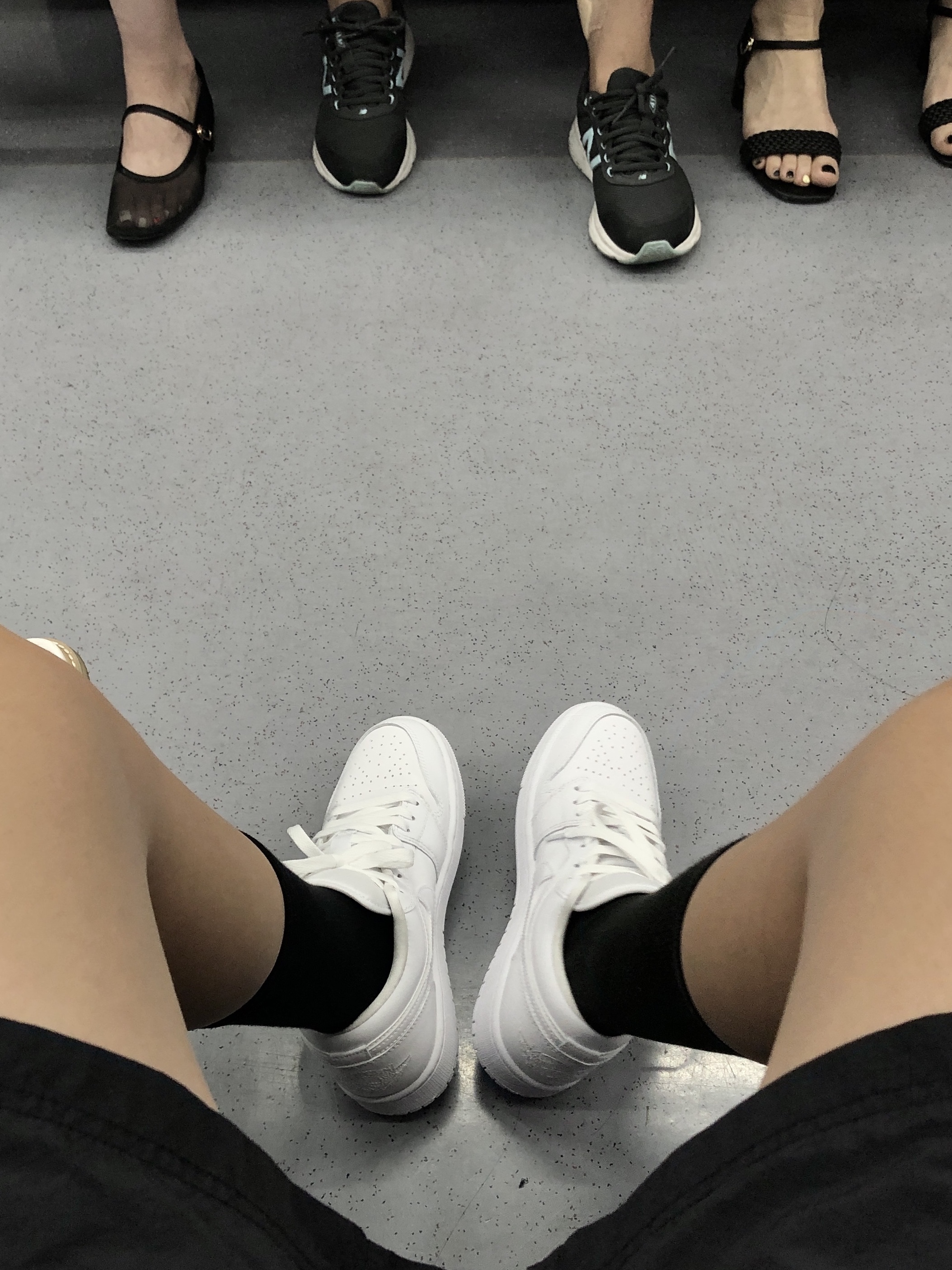 (W) Jordan 1 Low Triple White 2022 착용 스타일 - 1