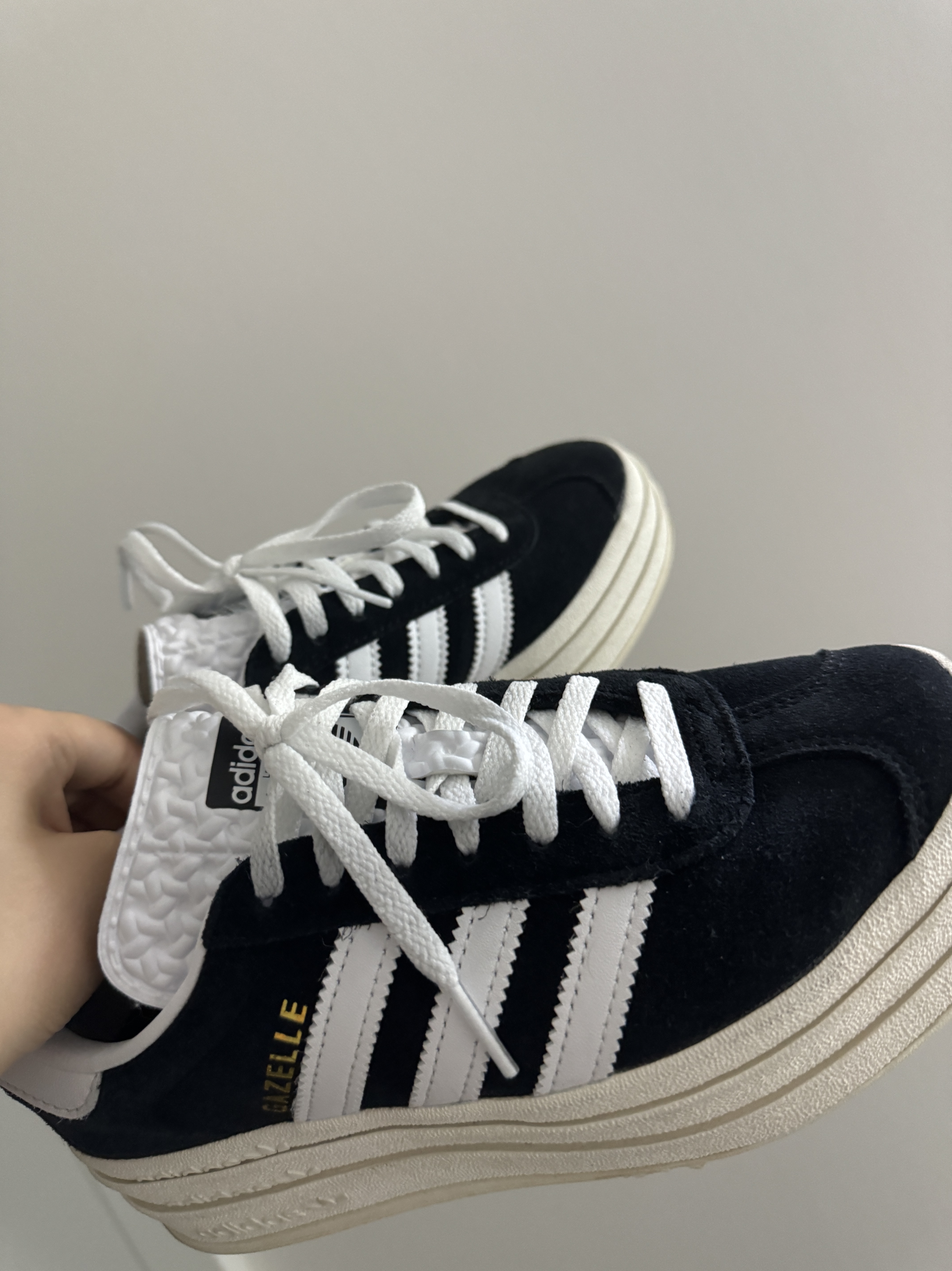 (W) Adidas Gazelle Bold Core Black Cloud White 착용 스타일 - 2