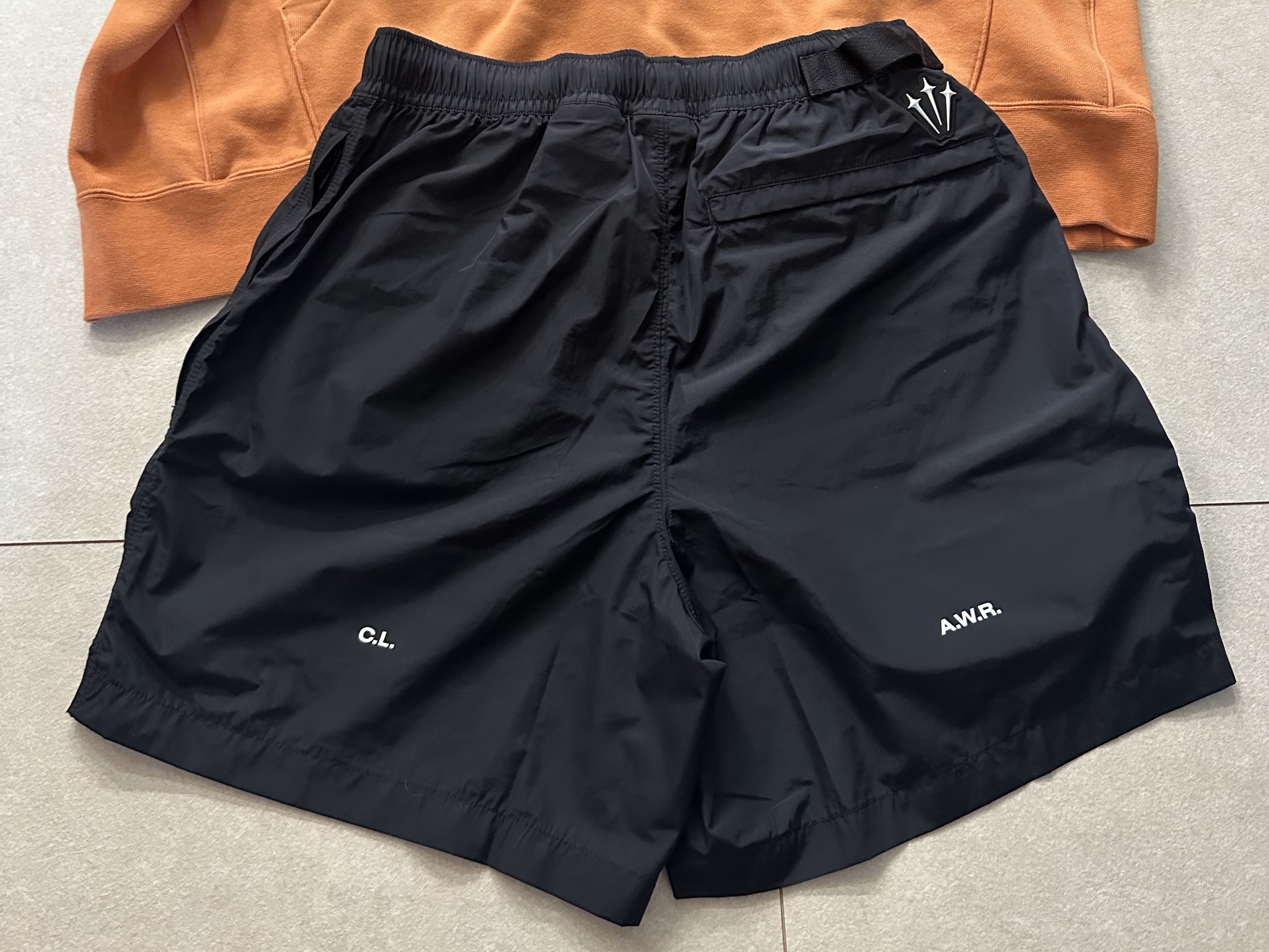 Nike x Drake Nocta Nylon Woven Shorts Black (FN8194-010), Nike x Drake Nocta Fleece Hoodie Hot Curry (FN7659-808) 착용 스타일 - 2