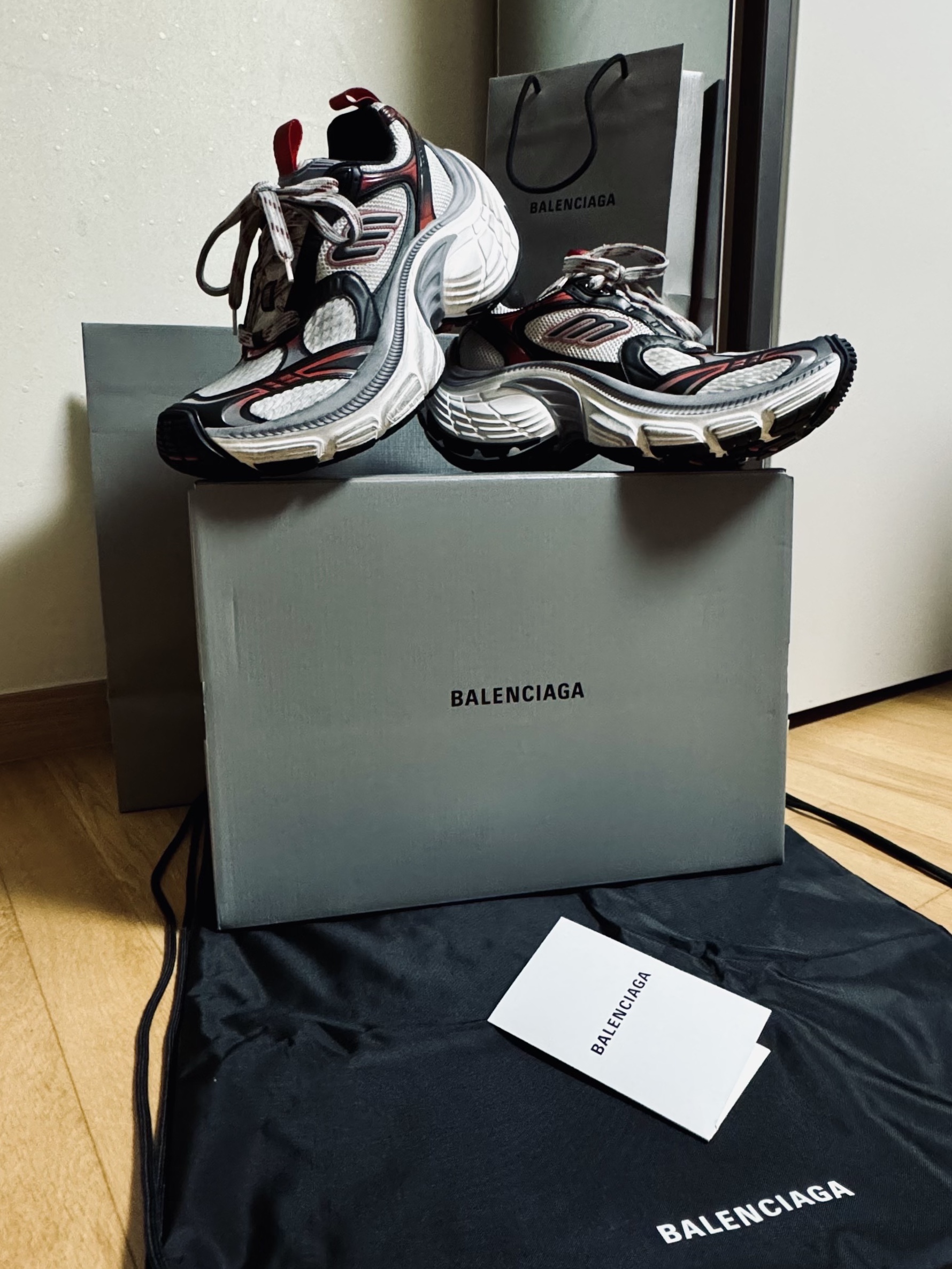 Balenciaga 10XL Sneakers Grey White Red 착용 스타일 - 1