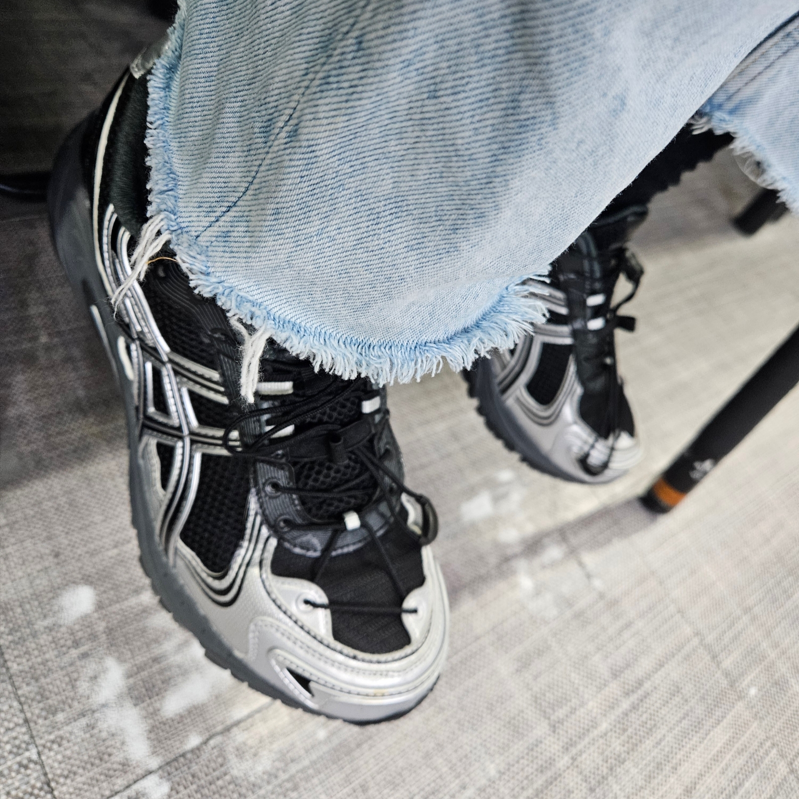 Asics Gel-Kahana TR V4 Carbon Black 착용 스타일
