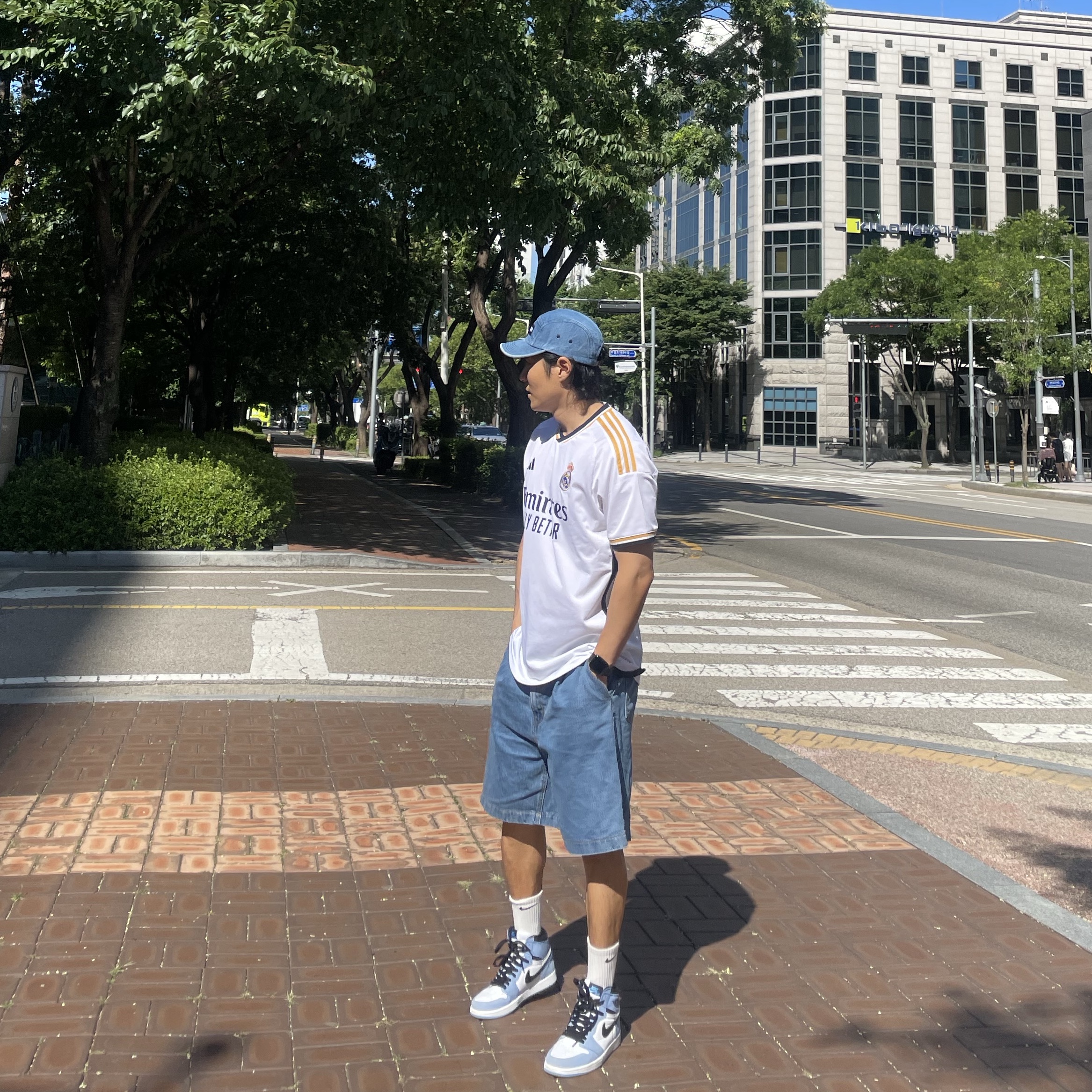 Adidas Real Madrid 2023/24 Home Jersey White - KR Sizing (Non Marking Ver.), Jordan 1 Retro High OG University Blue 착용 스타일 - 4