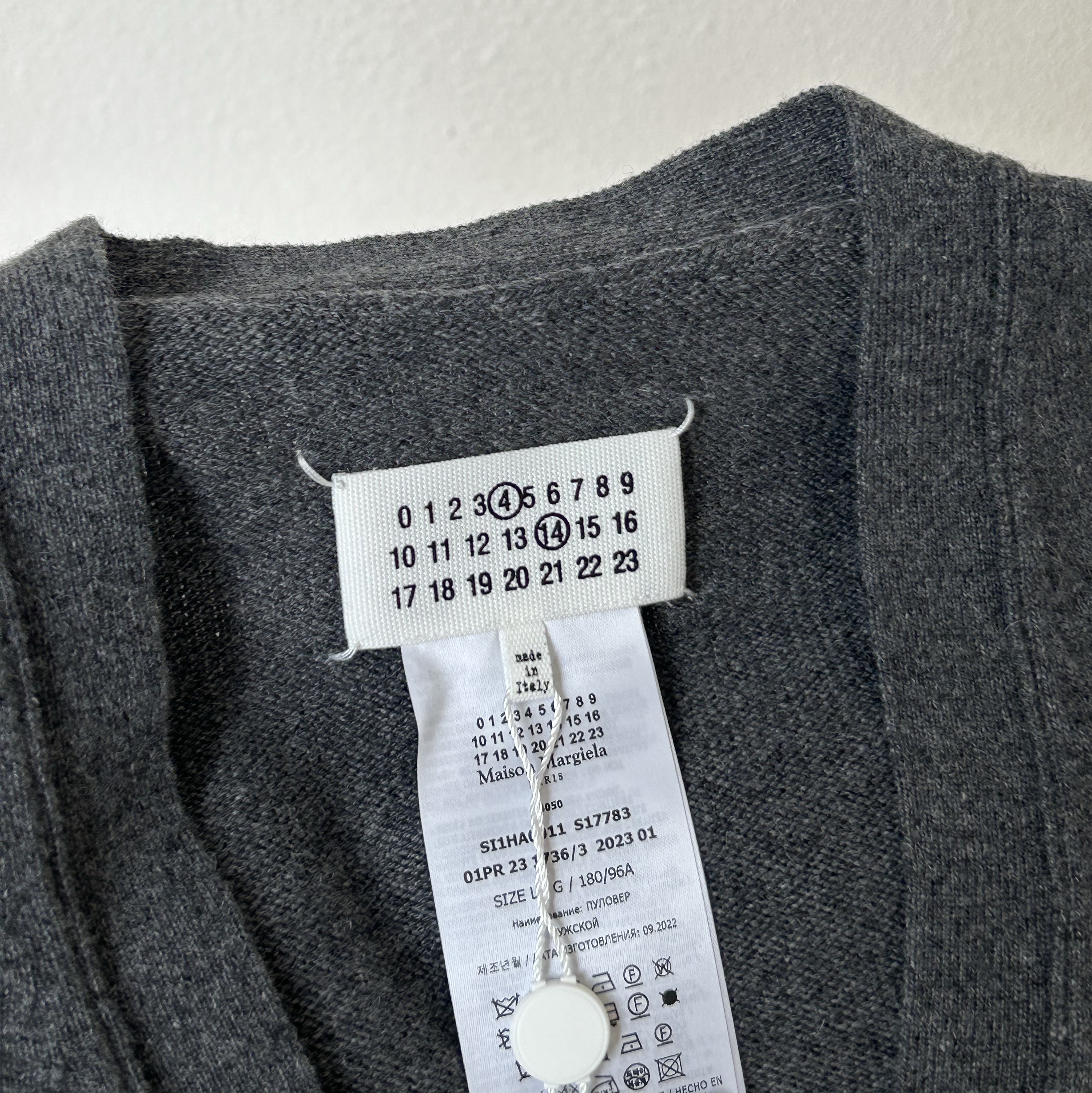 Maison Margiela Cashmere Cardigan Silver 착용 스타일