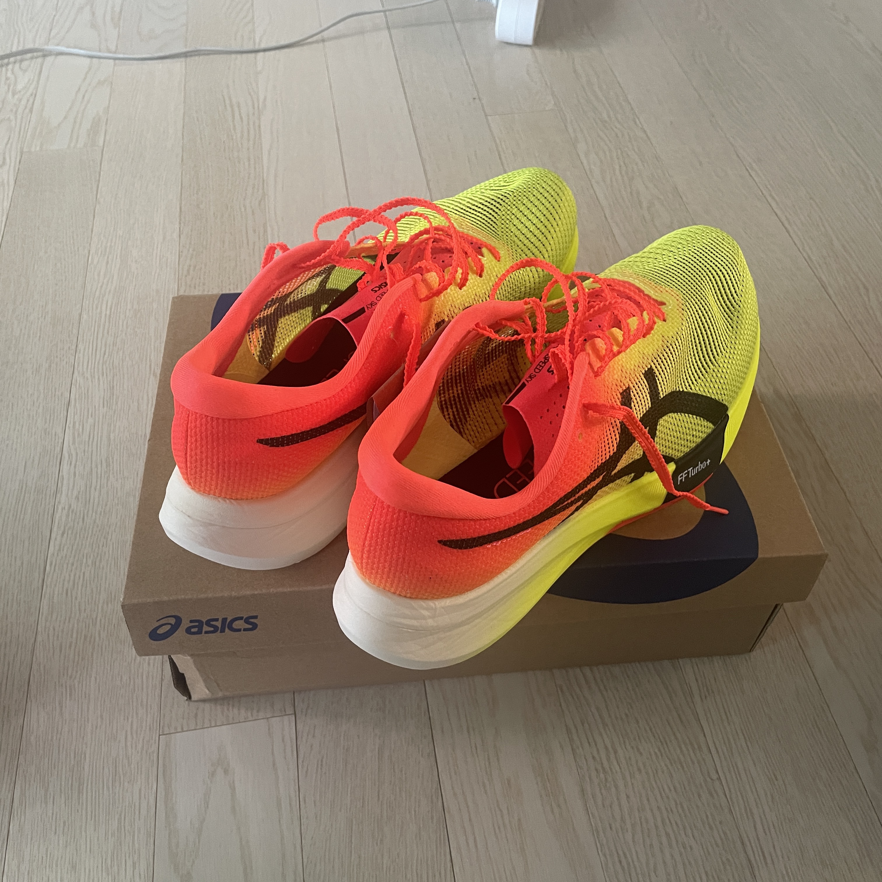 Asics Metaspeed Sky Paris Safety Yellow Black 착용 스타일 - 3