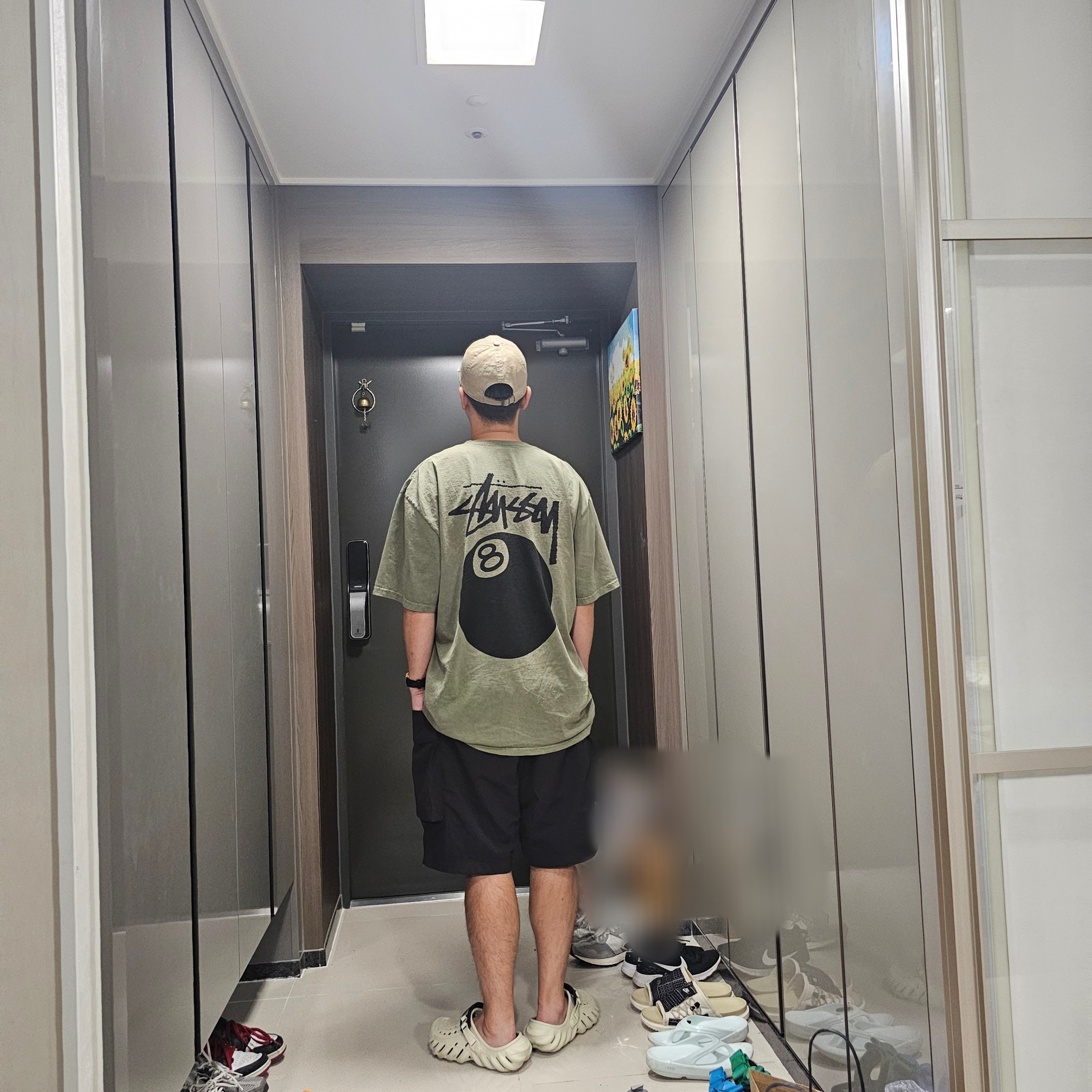 Stussy 8 Ball Pigment Dyed T-Shirt Olive, Crocs Echo Clog Bone Black 착용 스타일 - 7