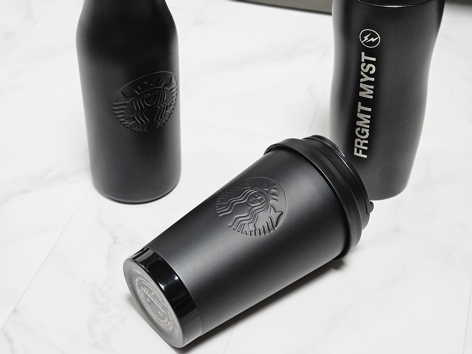 Starbucks x Fragment Stainless Steel Logo Bottle Matte Black 473ml, Starbucks x Fragment Stainless Steel Togo Logo Tumbler Matte Black 355ml 착용 스타일 - 9