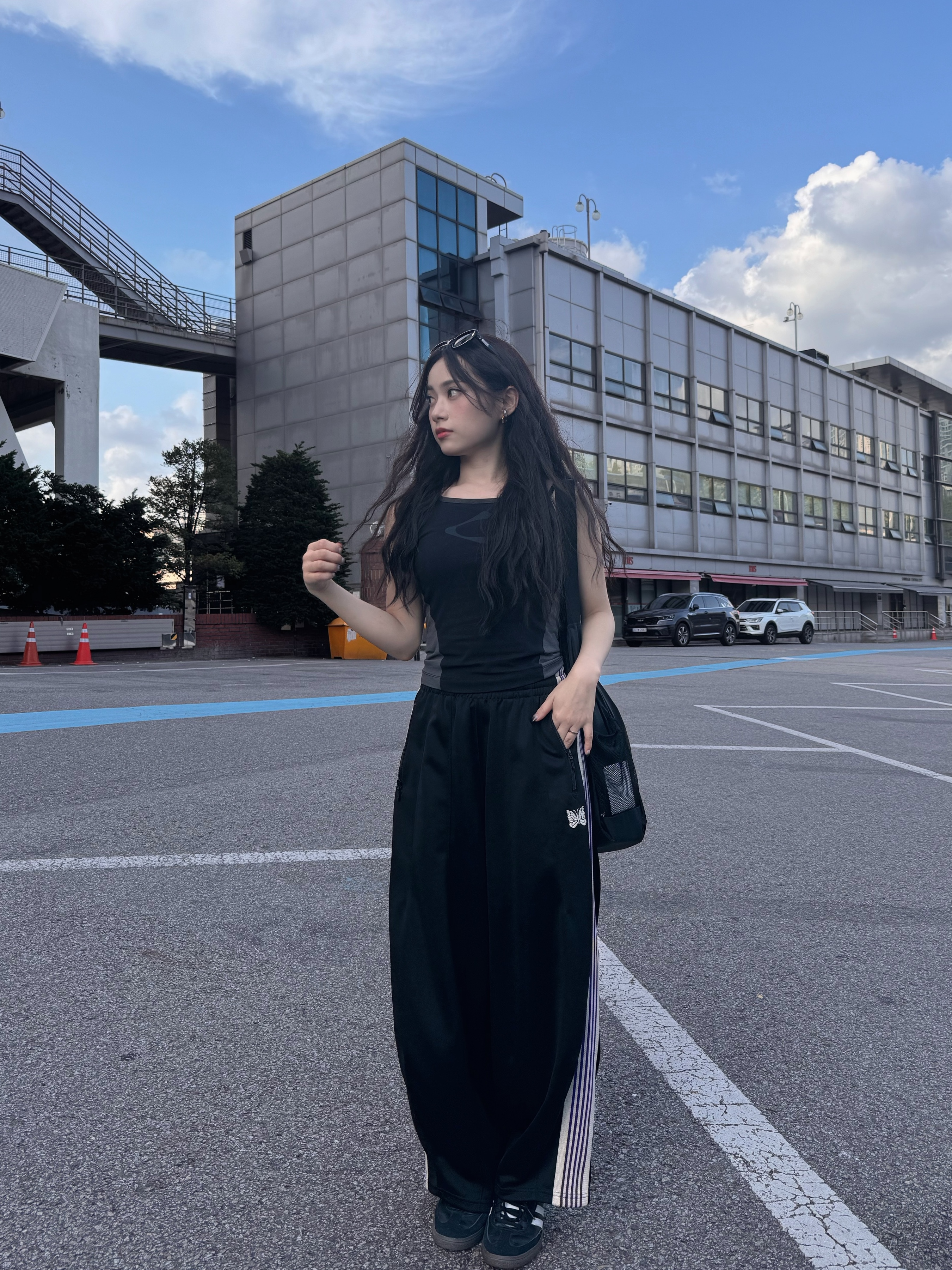Needles H.D. Track Pants Poly Smooth Ivory, Montbell Pocketable Light Shoulder Bag Large Black 착용 스타일 - 2