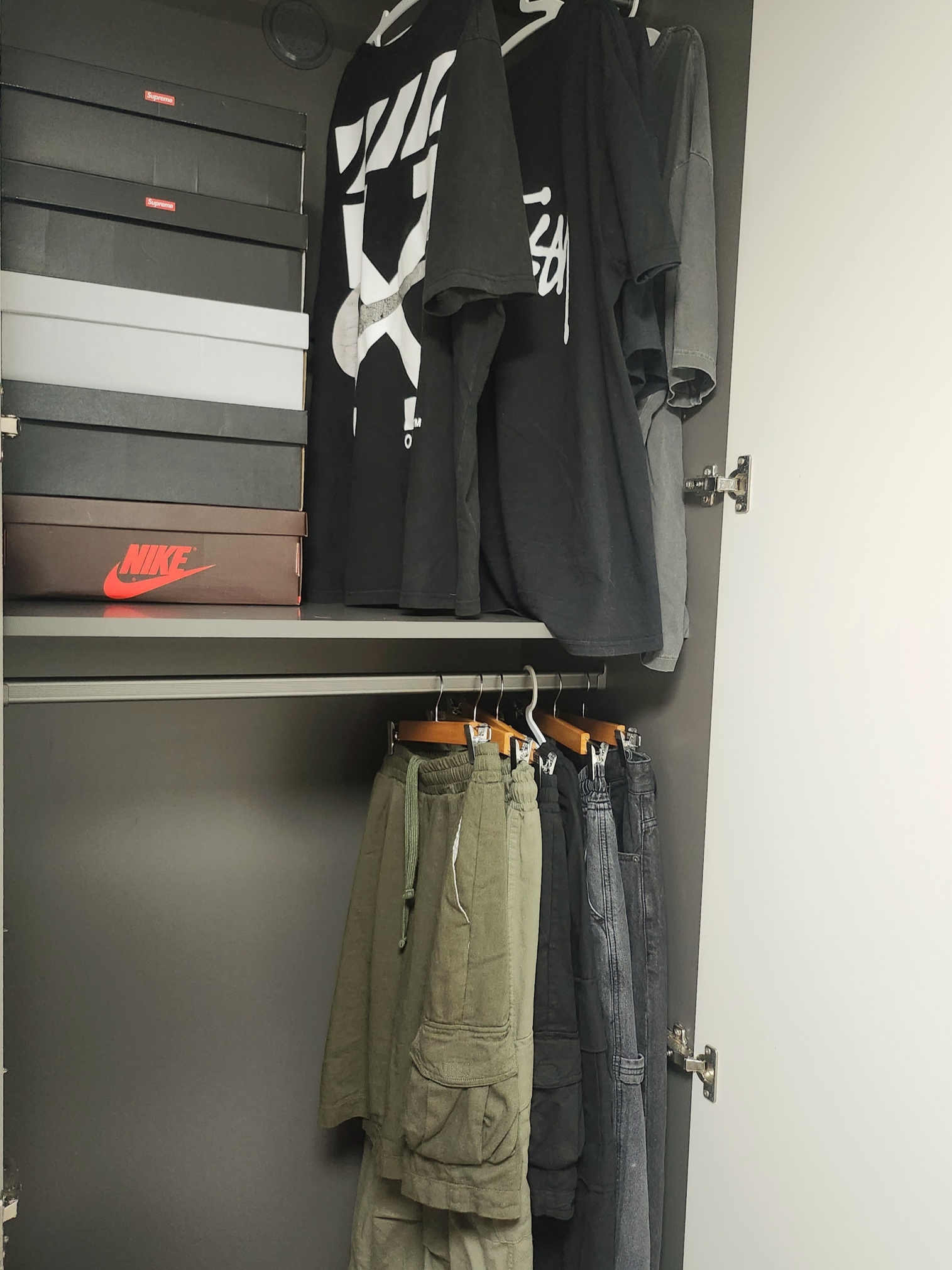 Stussy Basic Stussy T-Shirt Black 2024, 2025, Jordan 1 x Travis Scott Retro Low OG SP Mocha 착용 스타일 - 1