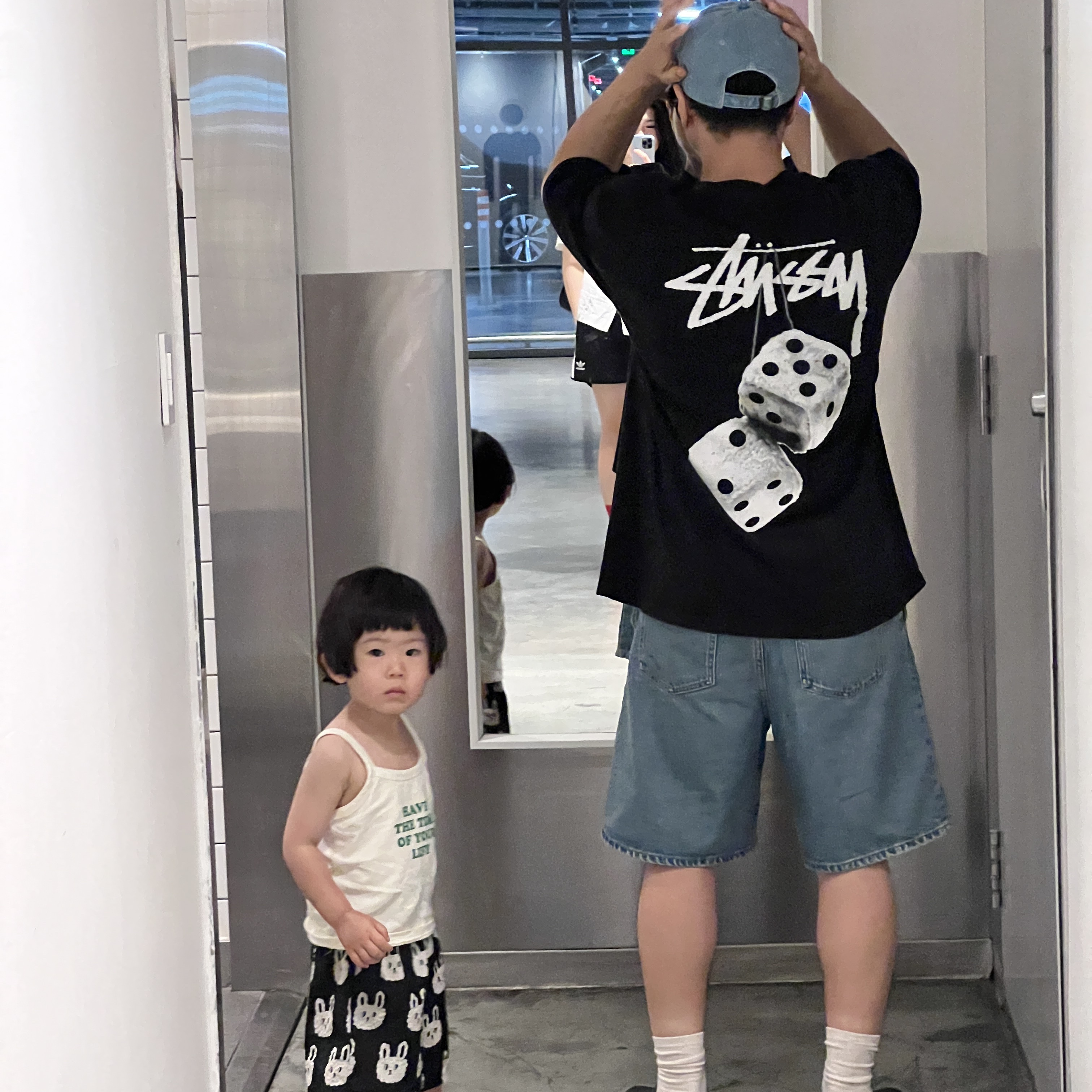 Stussy Fuzzy Dice T-Shirt Black 착용 스타일
