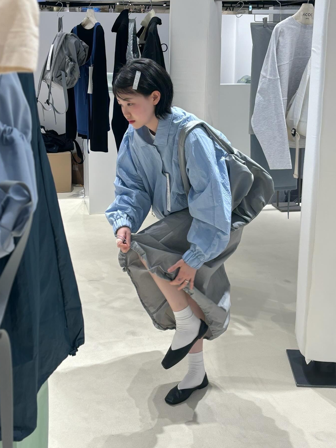 ACOC Blooming Hobo Bag Gray 착용 스타일