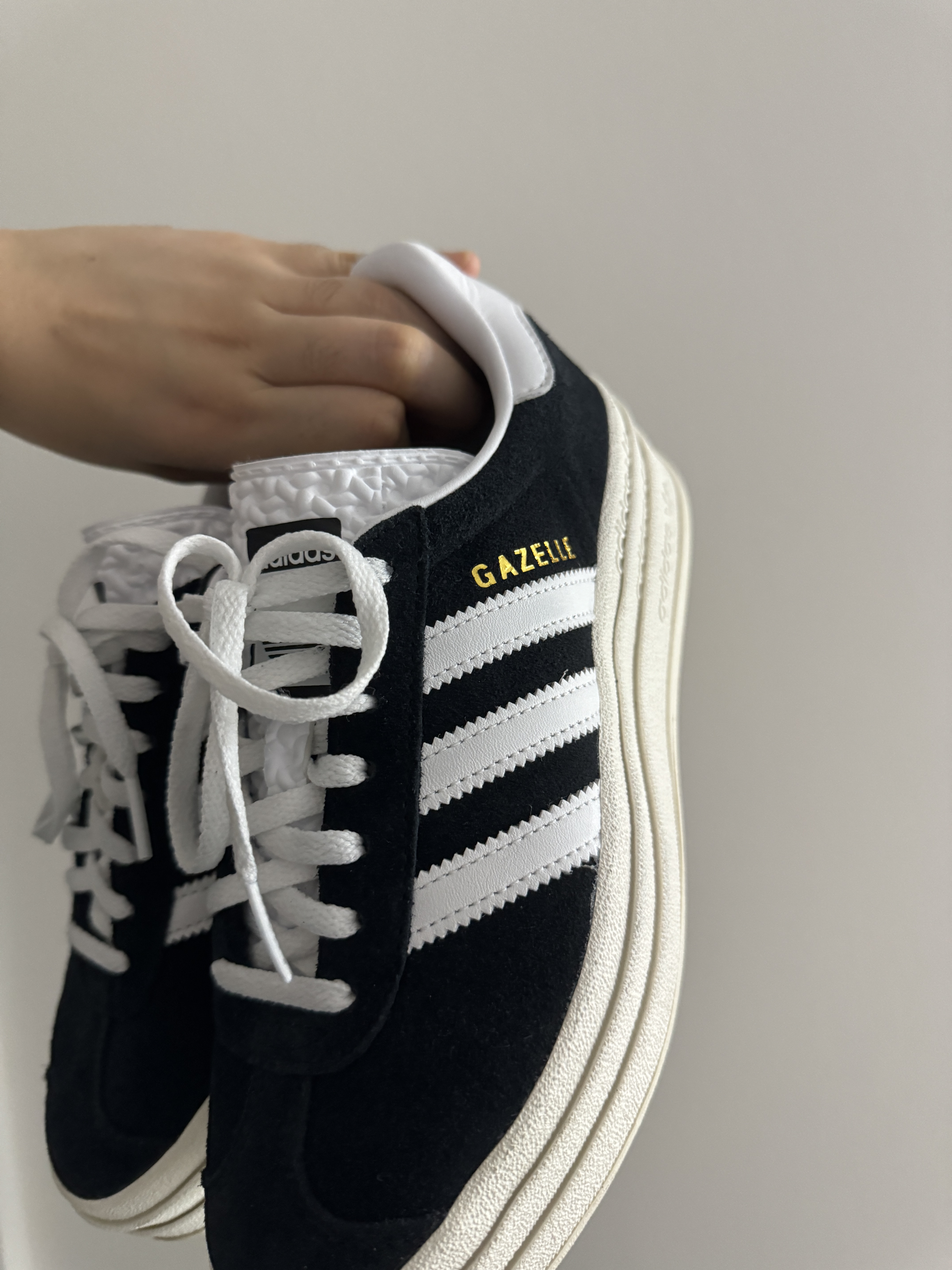 (W) Adidas Gazelle Bold Core Black Cloud White 착용 스타일 - 1