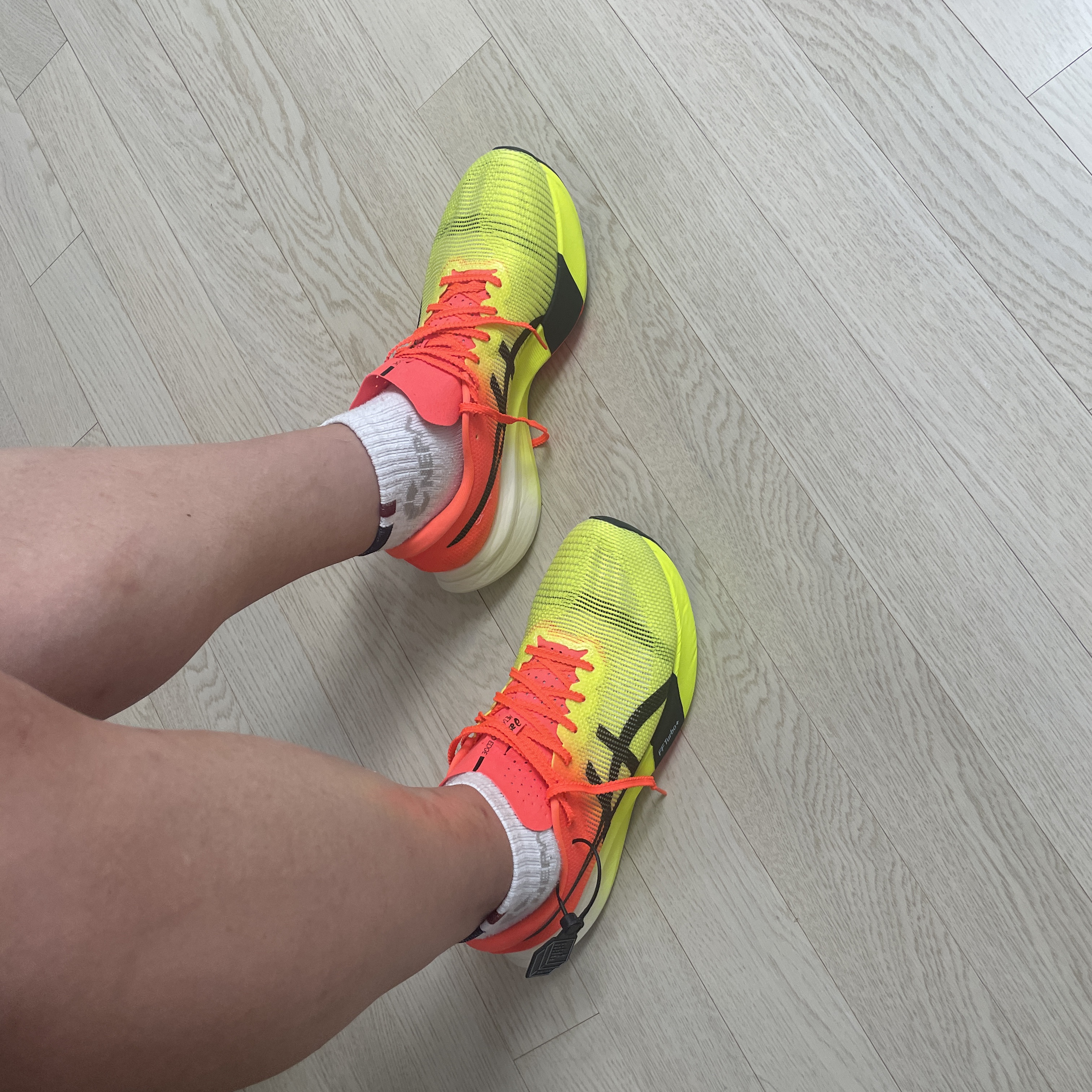 Asics Metaspeed Edge Paris Safety Yellow Black 착용 스타일 - 2